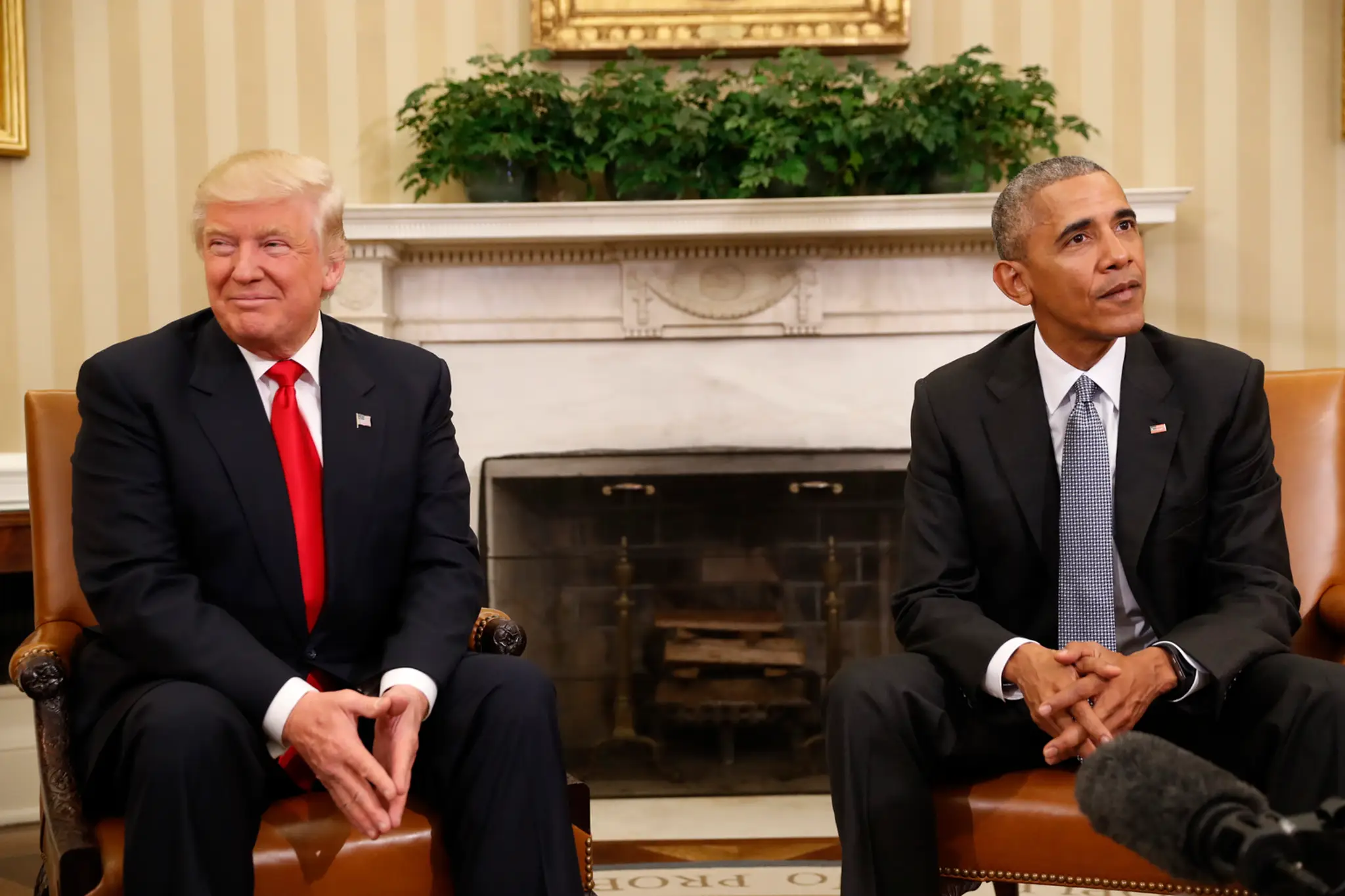 Novozvolený americký prezident Donald Trump a odchádzajúci americký prezident Barack Obama počas stretnutia v Bielom dome.