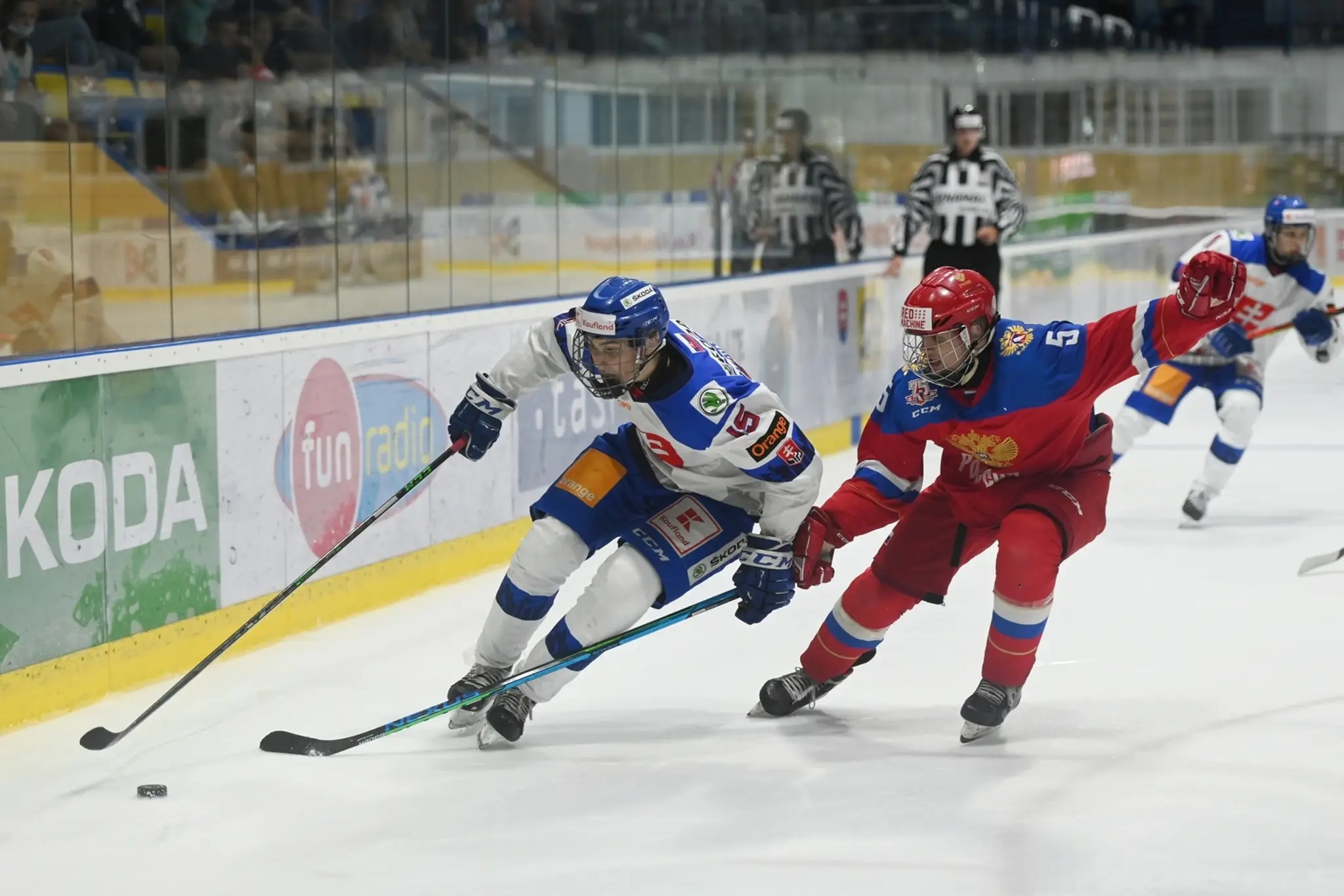 Dalibor Dvorský a hráč Ruska Kirill Kudrjavcev.