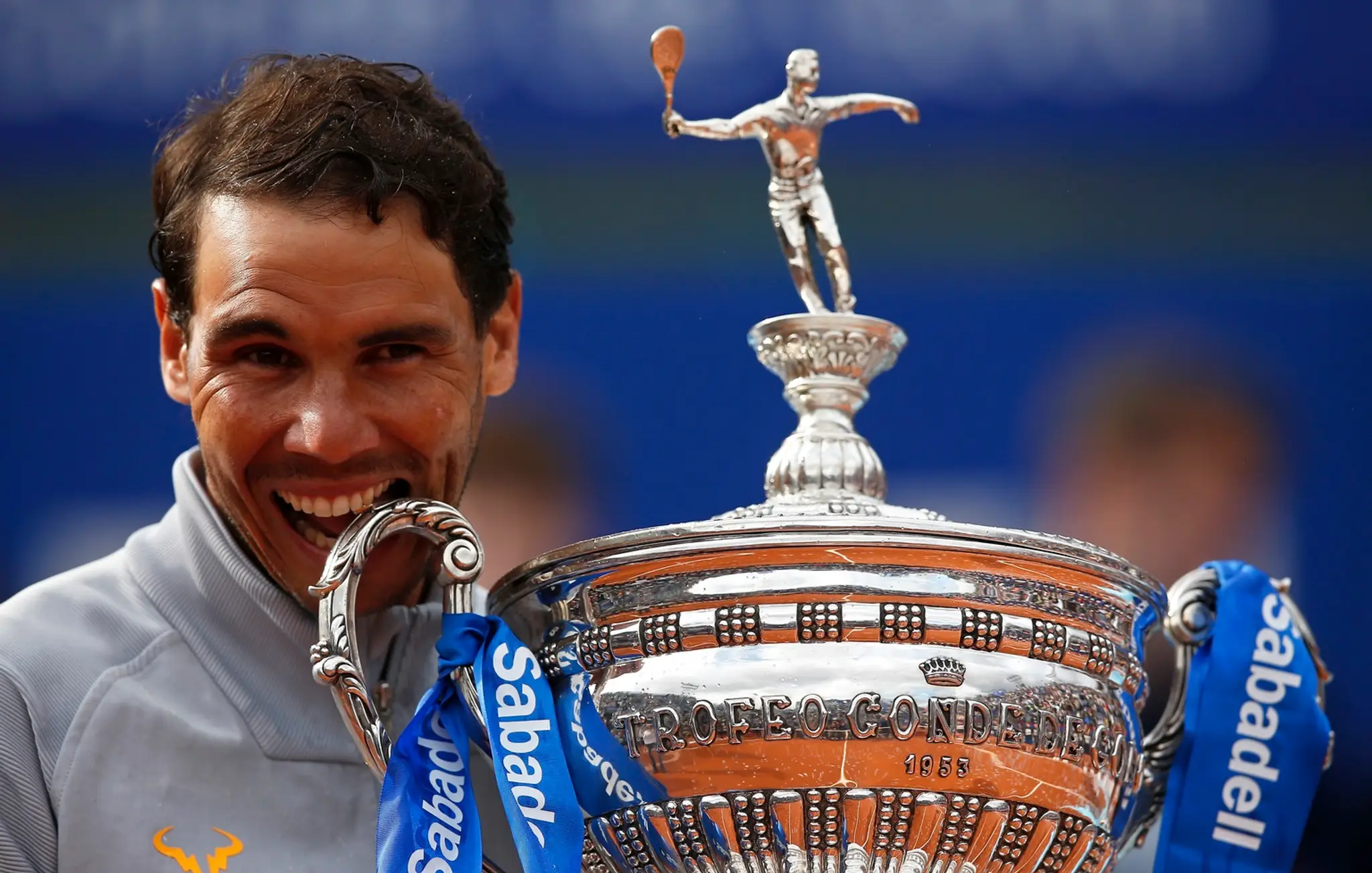 Španielsky tenista Rafael Nadal pózuje s trofejou po zisku titulu v mužskej dvojhre na turnaji ATP v Barcelone.