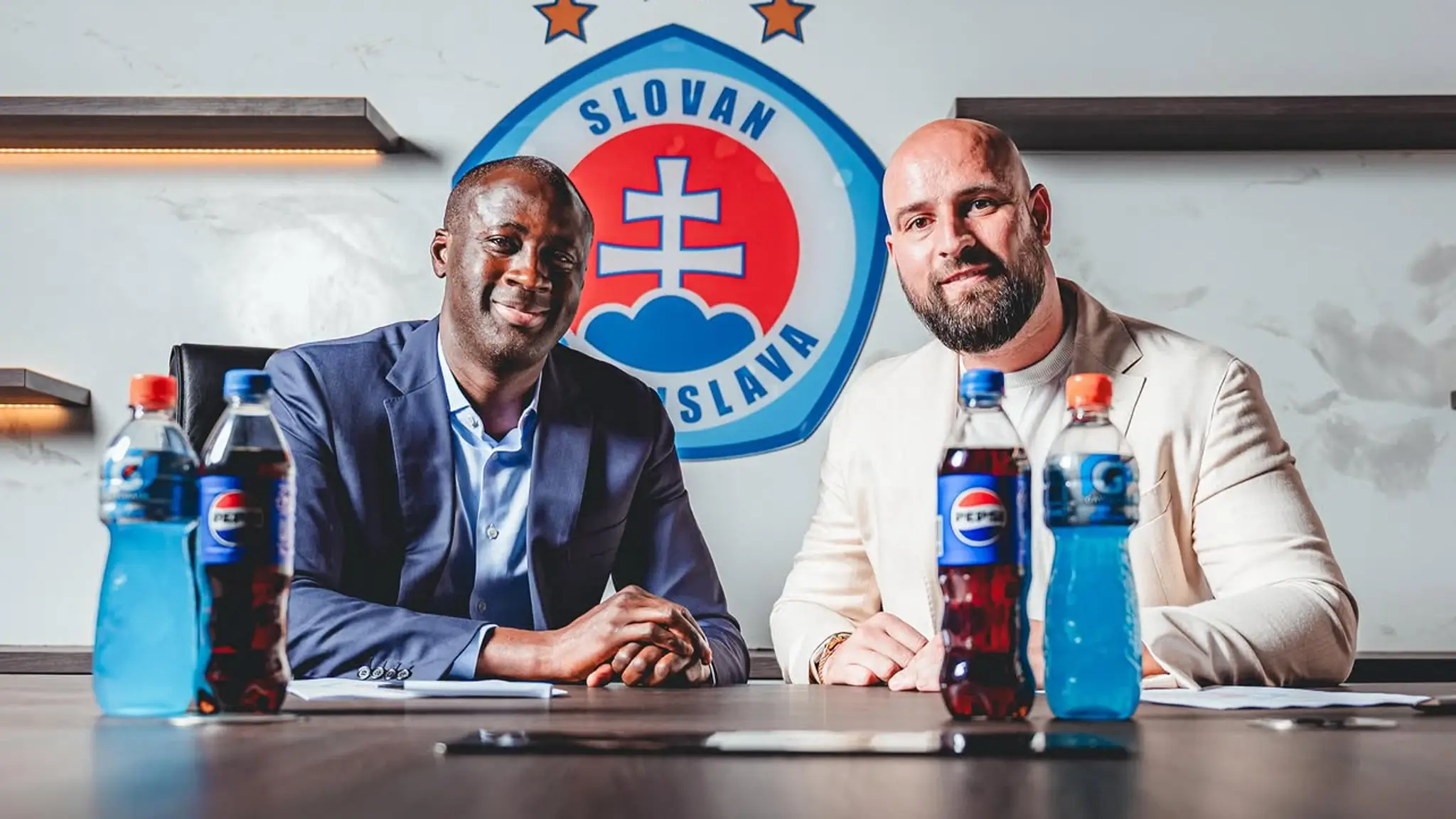 Yaya Touré (vľavo) zatiaľ Ivana Kmotríka ml. vidí len cez superlatívy.