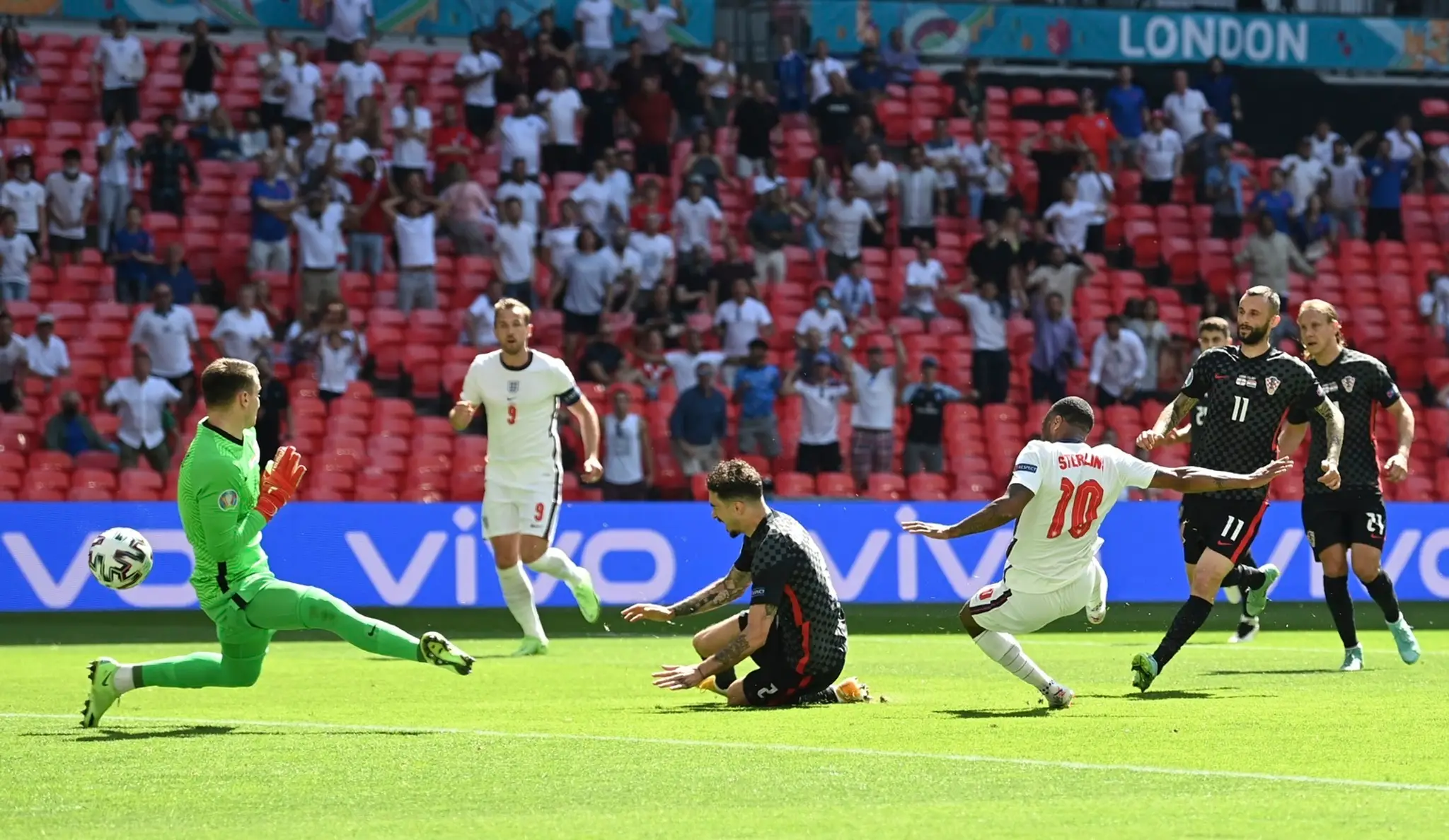 Raheem Sterling strieľa víťazný gól do siete Chorvátska.