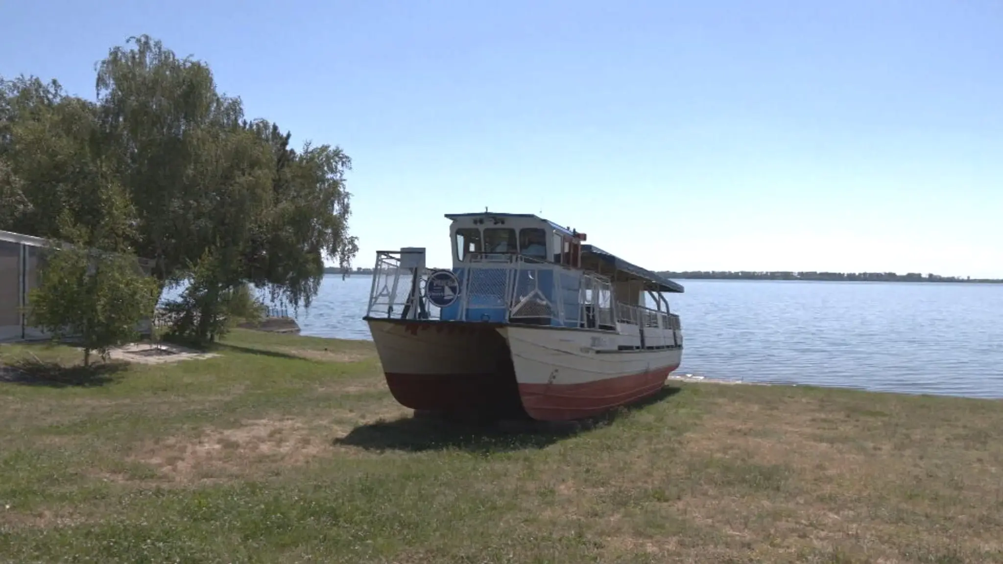 Loď je napriek peknému počasiu stále na brehu. 