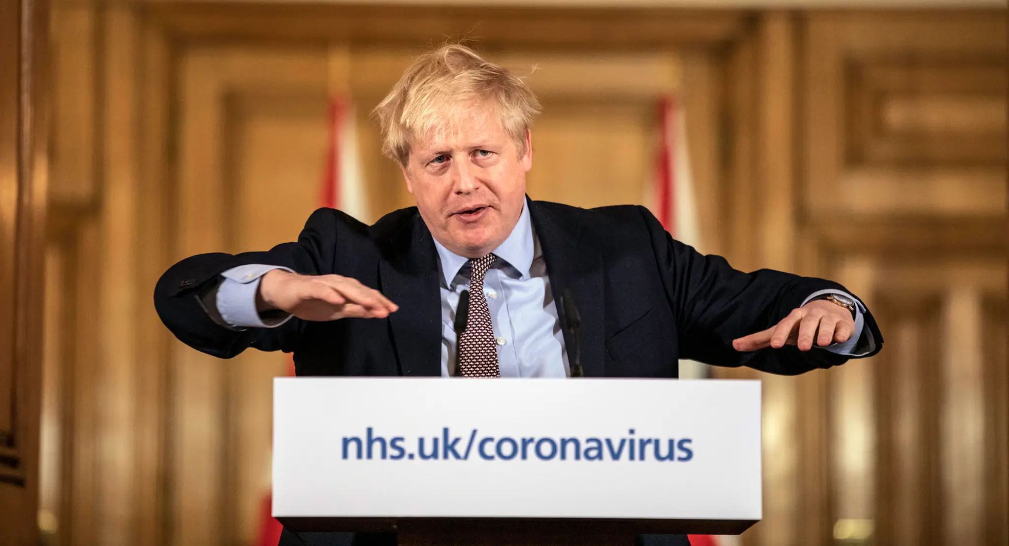 Britský premiér Boris Johnson počas tlačovej konferencie v súvislosti s  celosvetovou pandémiou koronavírusu.