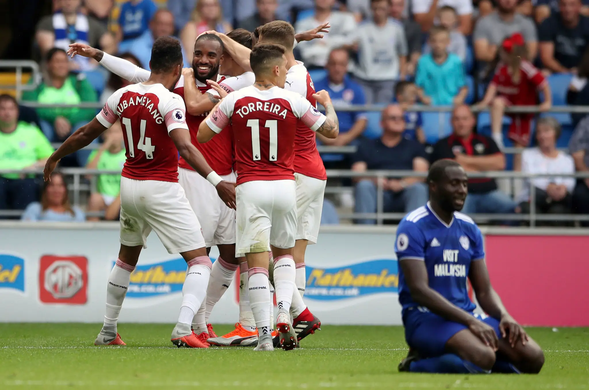 Hráči Arsenalu oslavujú gól proti Cardiffu.