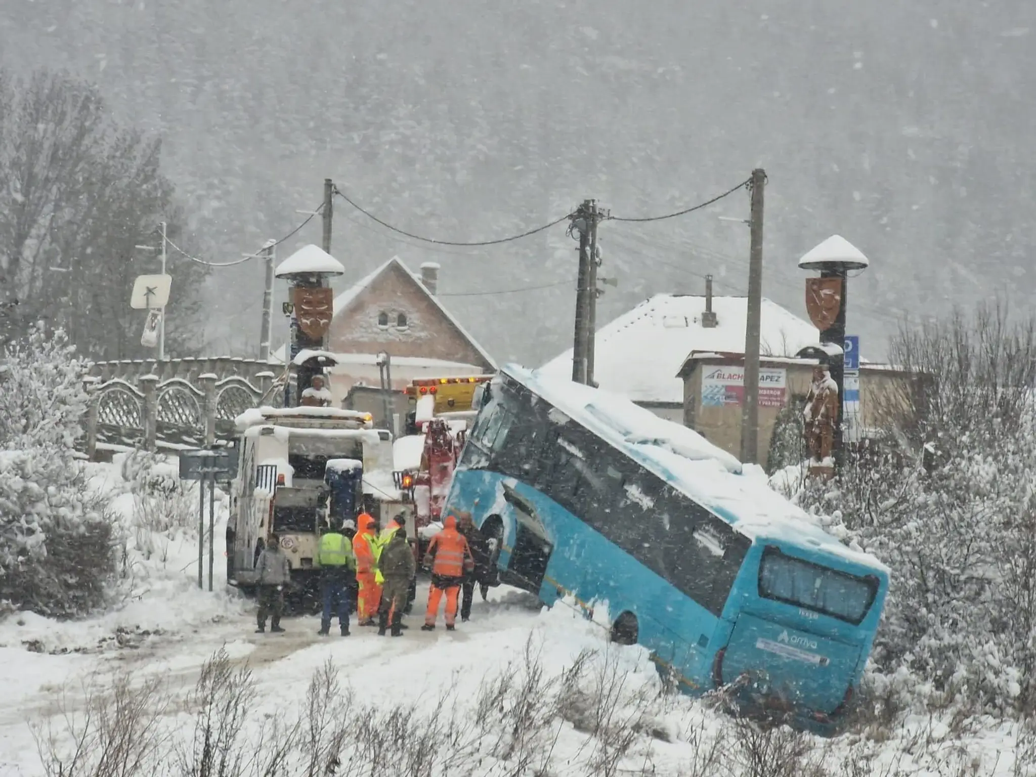 Nehoda autobusu v obci Valaská Dubová.
