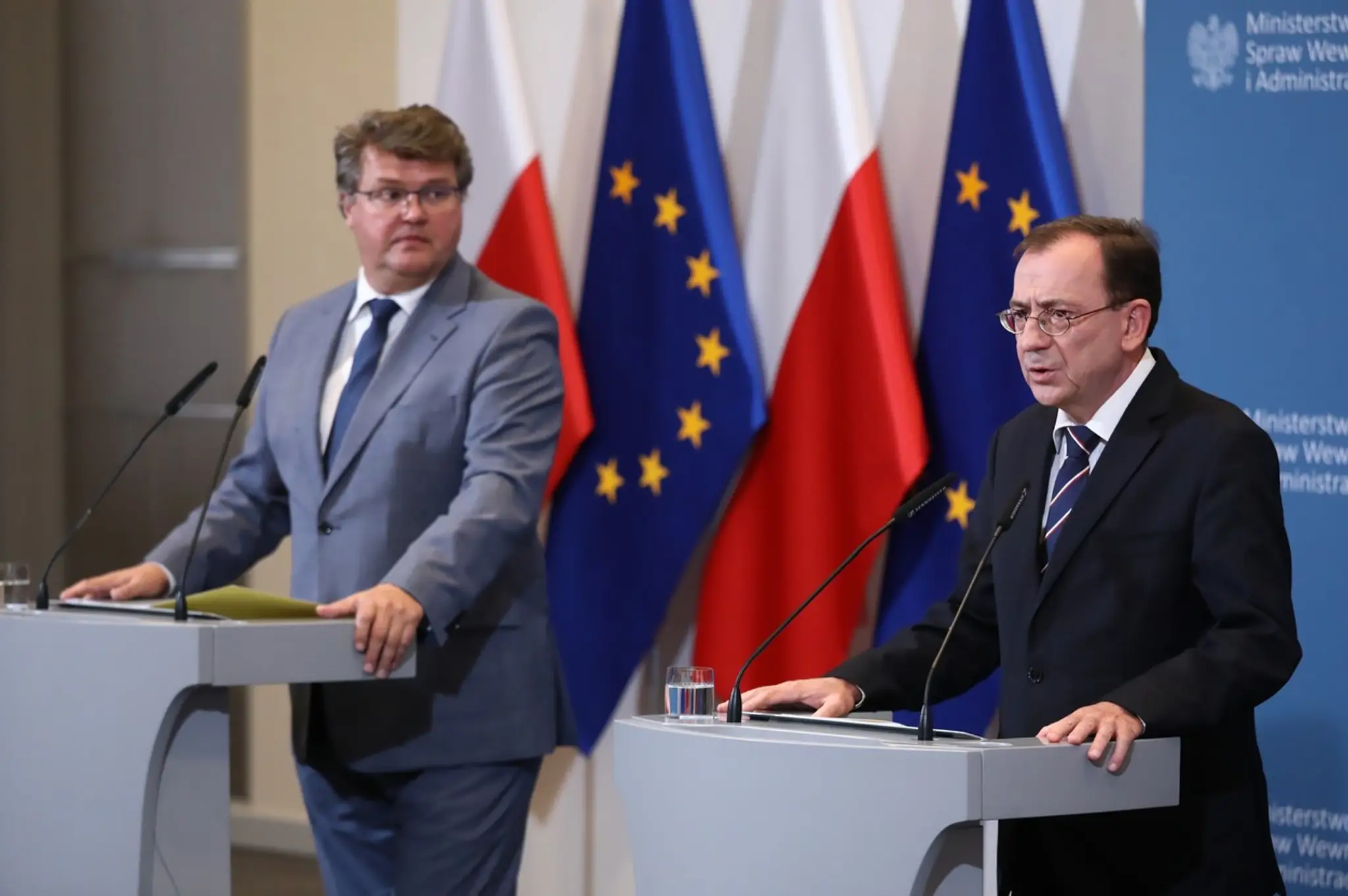 Poľský minister vnútra Mariusz Kamiňski (R) a jeho námestník Maciej Wasik.