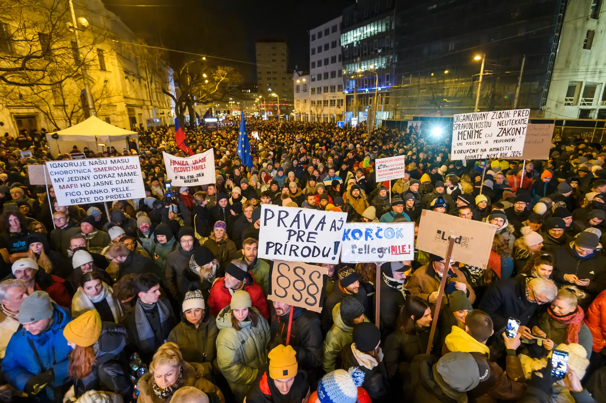 Protestujúci na Námestí SNP v Bratislave