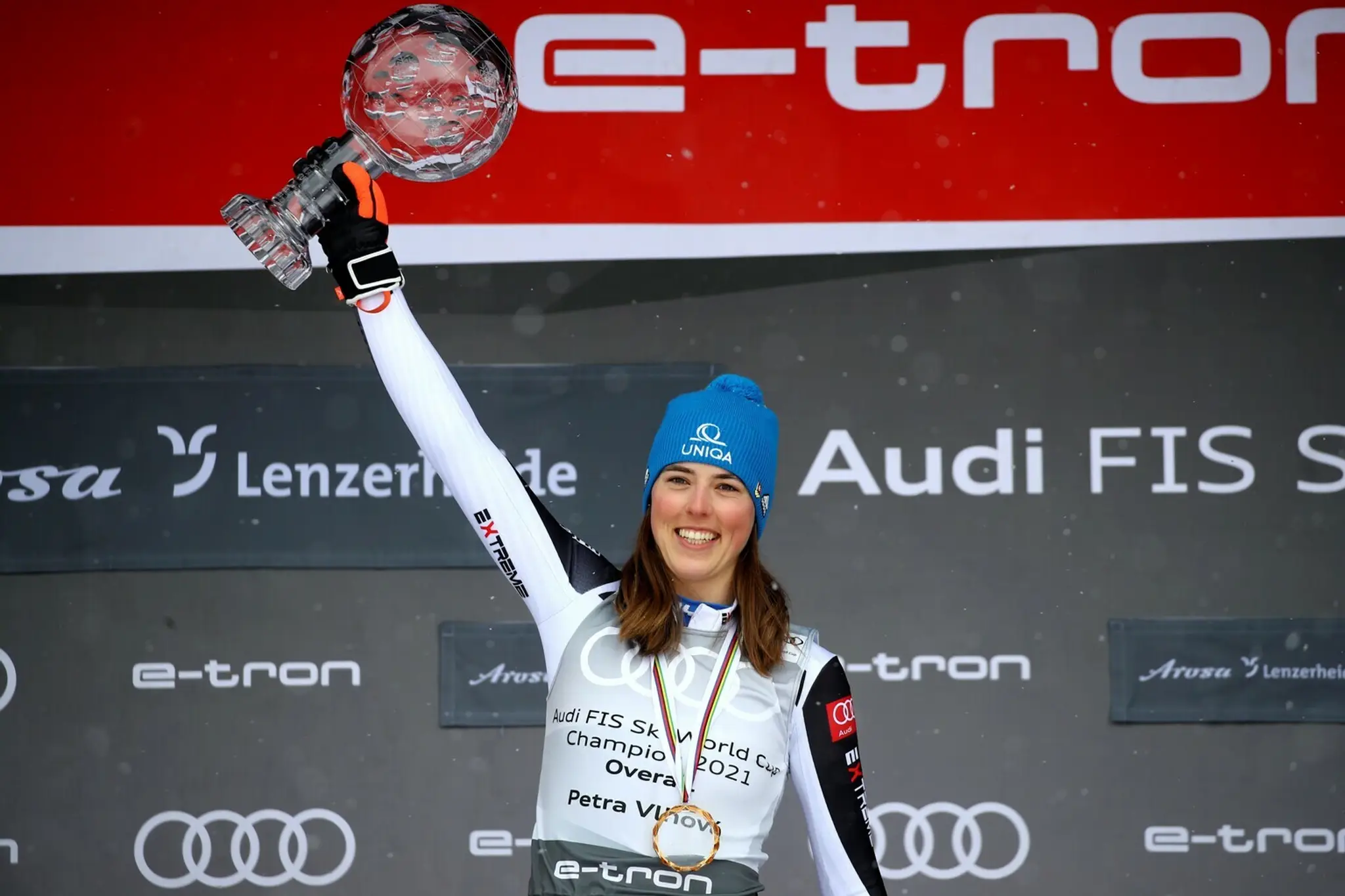 Petra Vlhová a veľký kryštáľový glóbus.