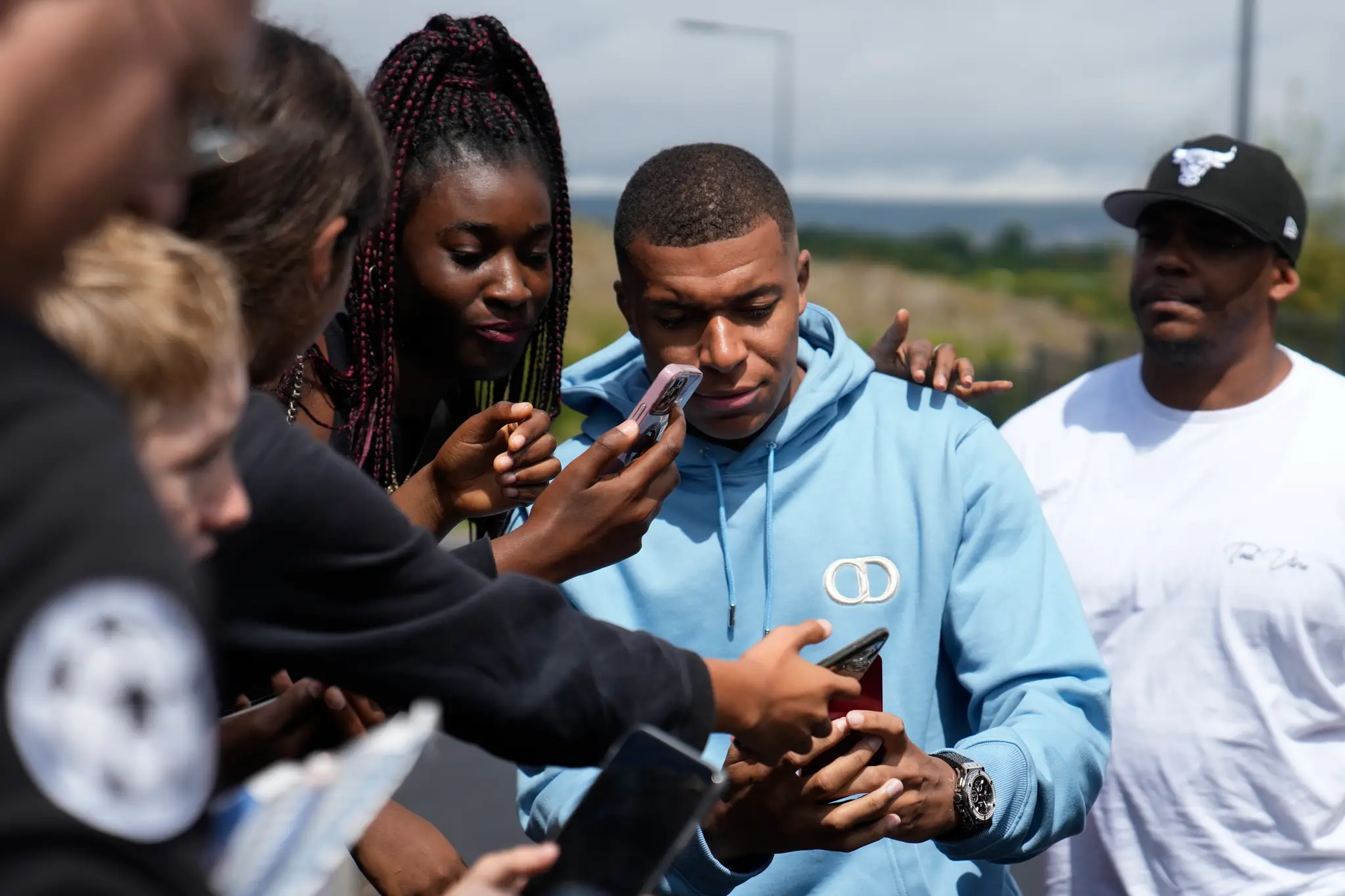 Kylian Mbappé s fanúšikmi.