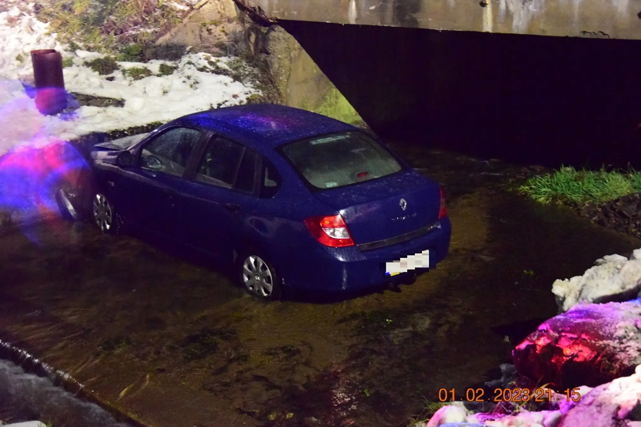 Auto skončilo v potoku.