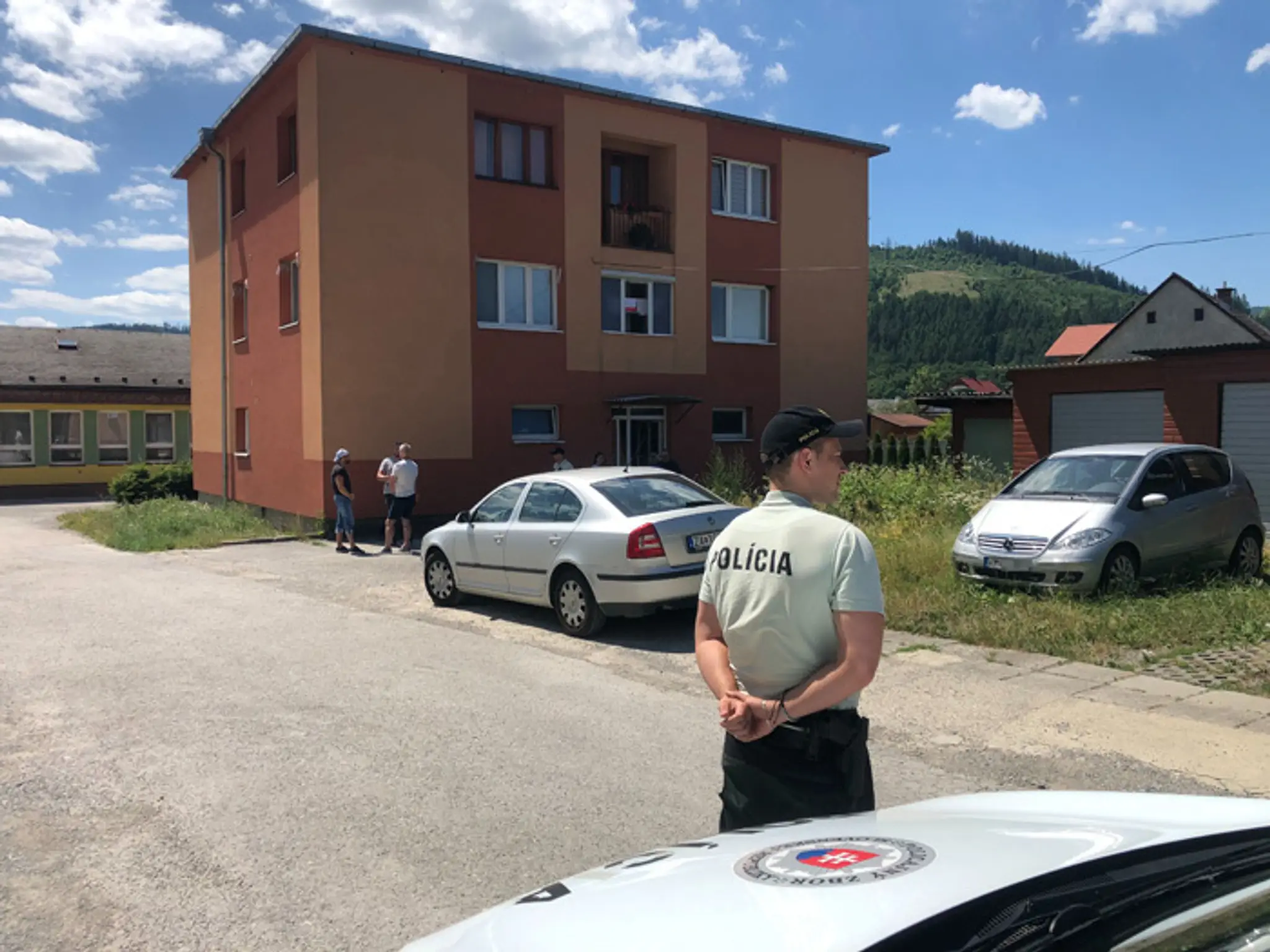 Policajná páska pred domom, kde syn dorezal mamu a potom vyskočil z okna.