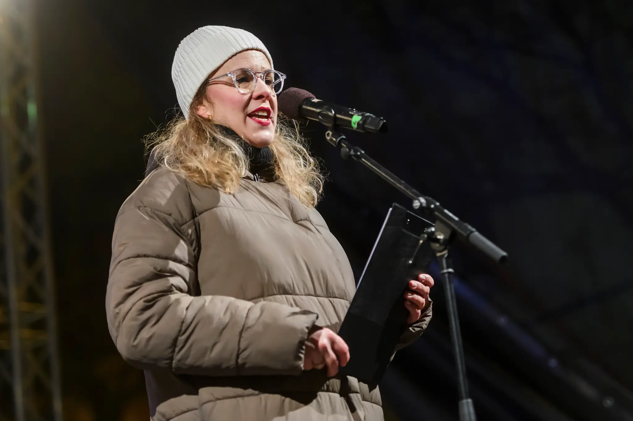 Moderátorka Kristína Tormová počas protestného zhromaždenia