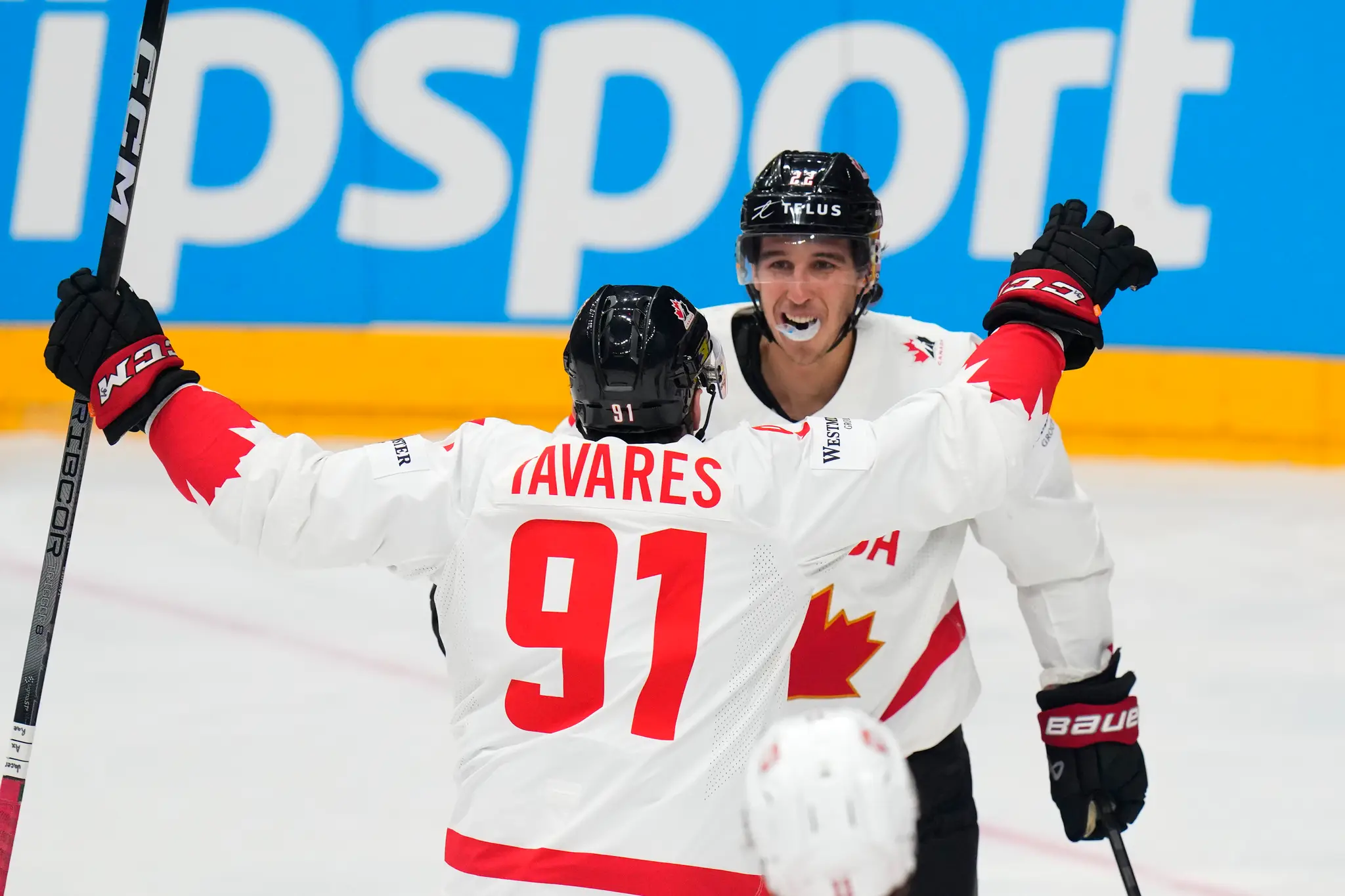 Kanadský hráč Dylan Cozens (vpravo) oslavuje so spoluhráčom Johnom Tavaresom.