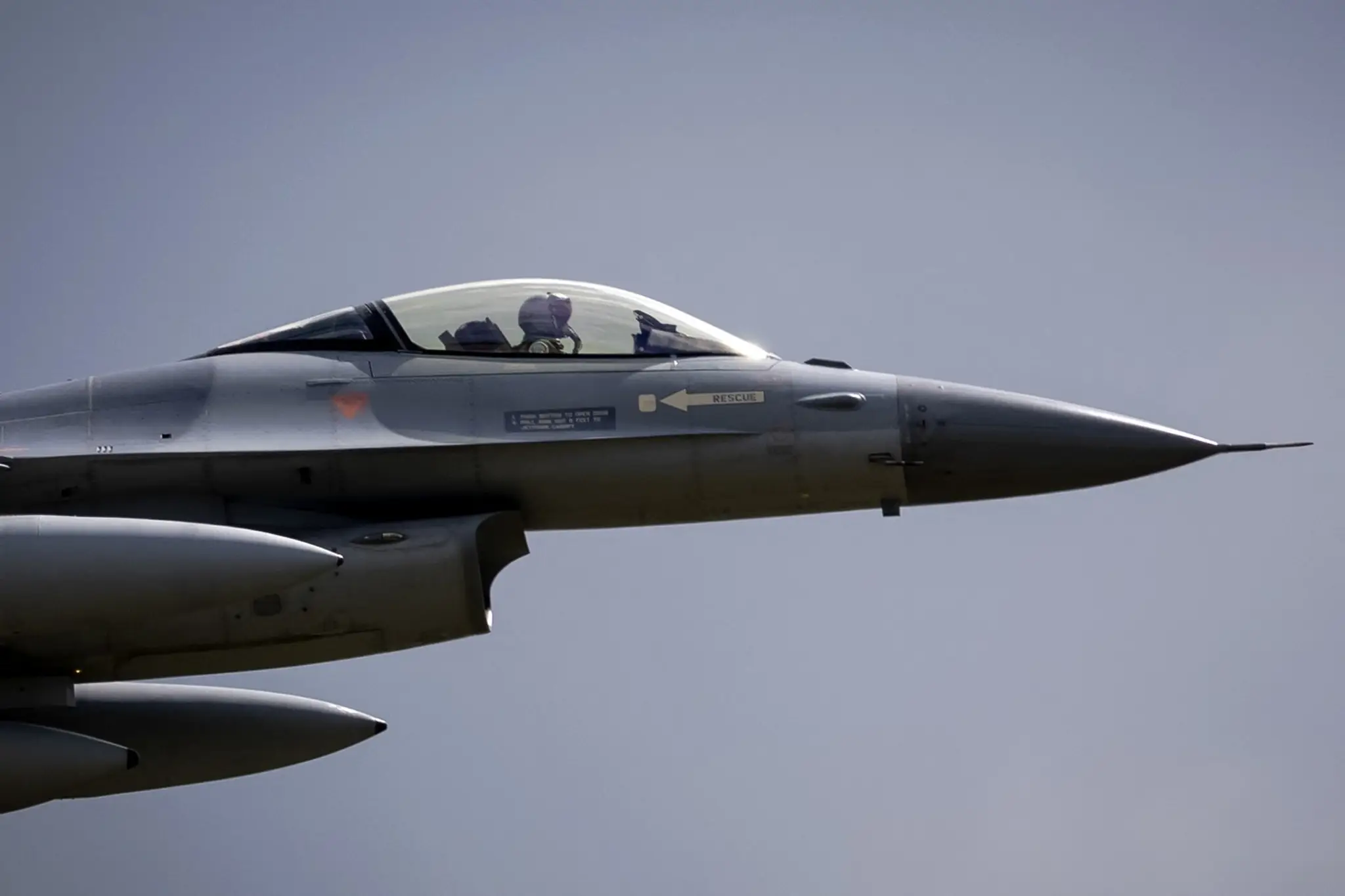 Jedna z posledných dvoch stíhacích lietadiel F16, ktoré Holandsko poskytlo Ukrajine, opúšťa leteckú základňu Volkel.