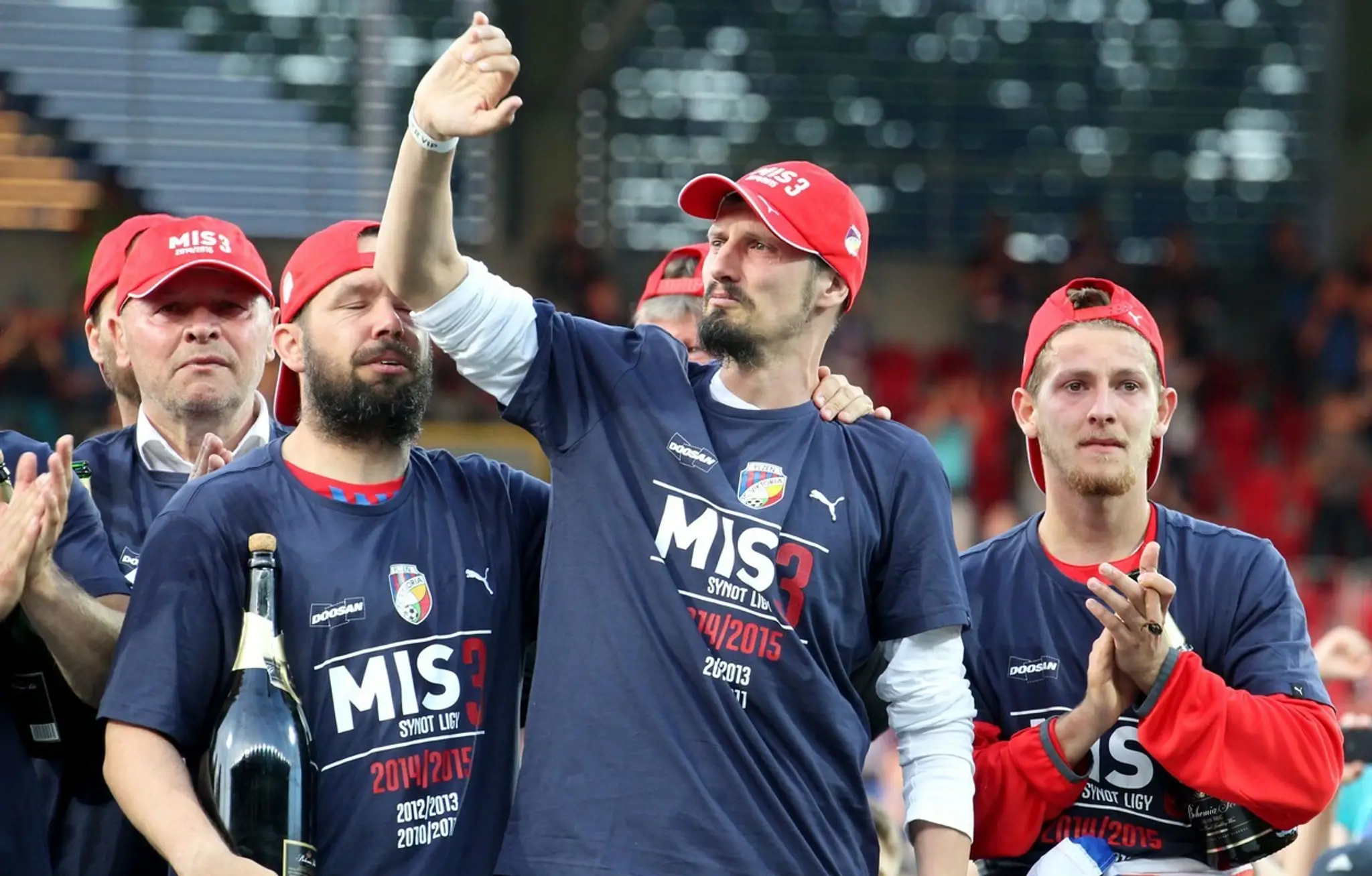 Futbalisti Viktorie Plzeň venovali titul bývalému slovenskému reprezentantovi Mariánovi Čišovskému. 19. mája