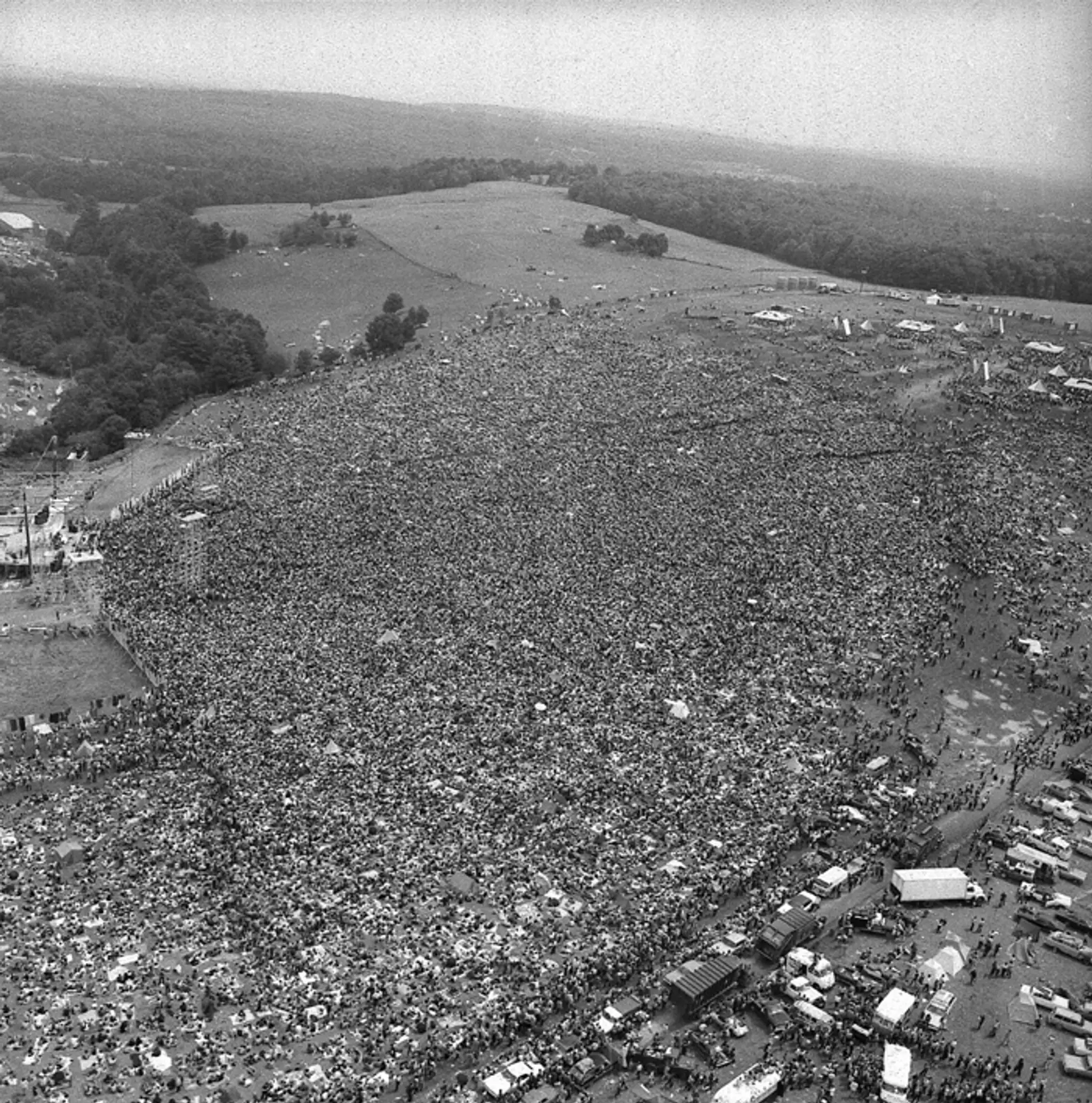 Mladá žena občerstvuje počas legendárneho hudobného festivalu Woodstock. (15. augusta 1969)