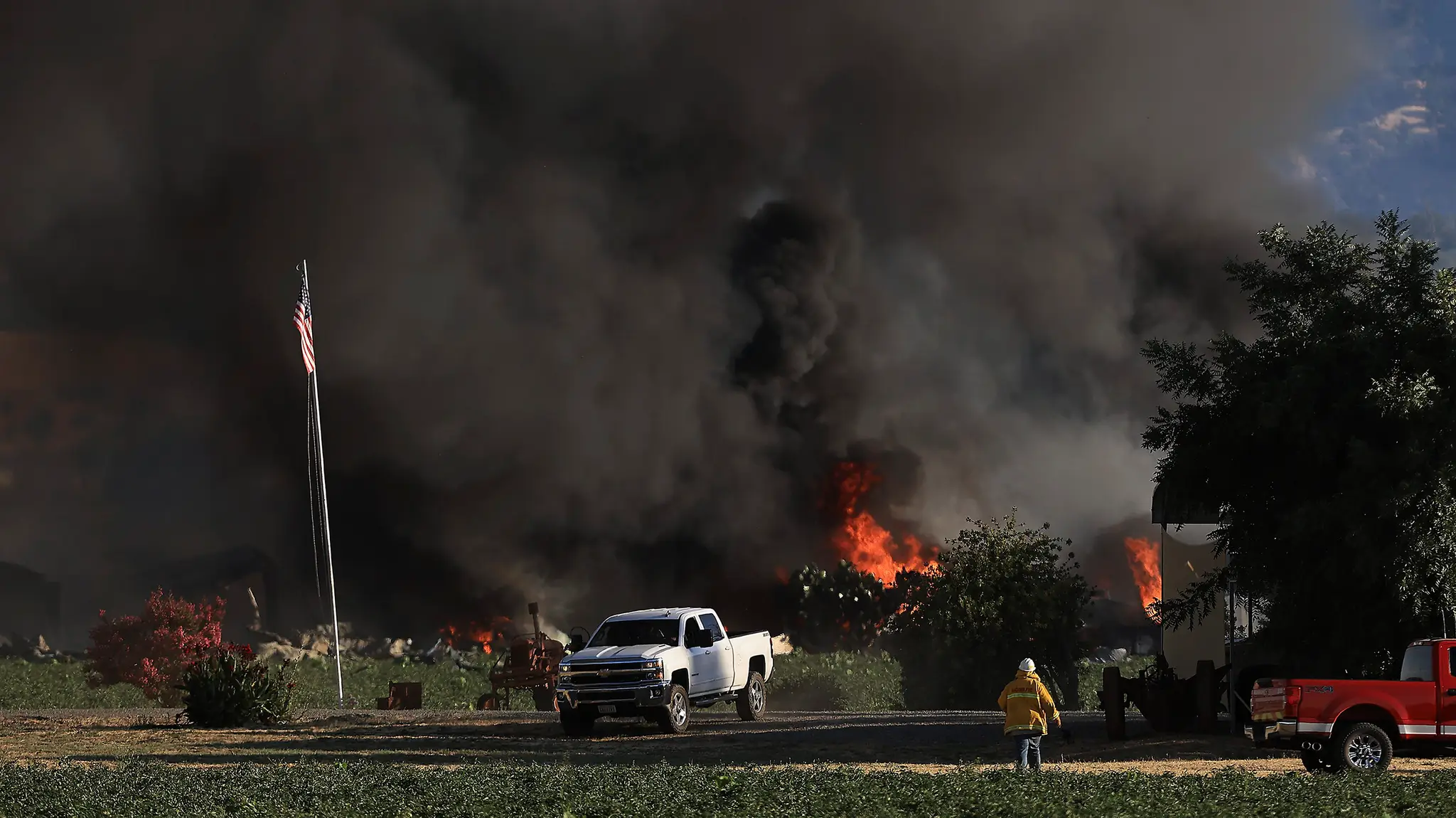 Na snímke plamene zachvátili po výbuchu sklad zábavnej pyrotechniky v Kalifornii.
