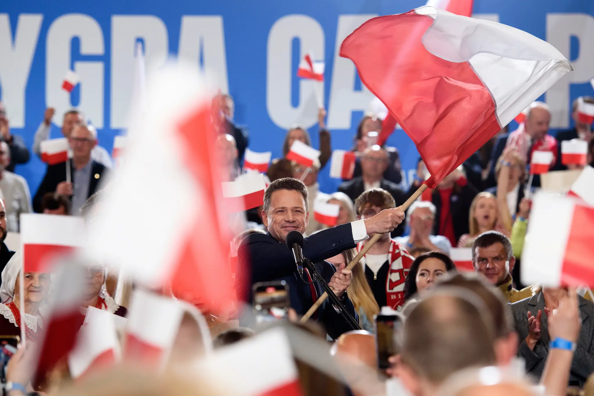 Prezidentský kandidát a starosta Varšavy Rafal Trzaskowski z vládnej Občianskej platformy (PO) sa teší z výsledkov exit pollov po 1. kole .prezidentských volieb v Poľsku.