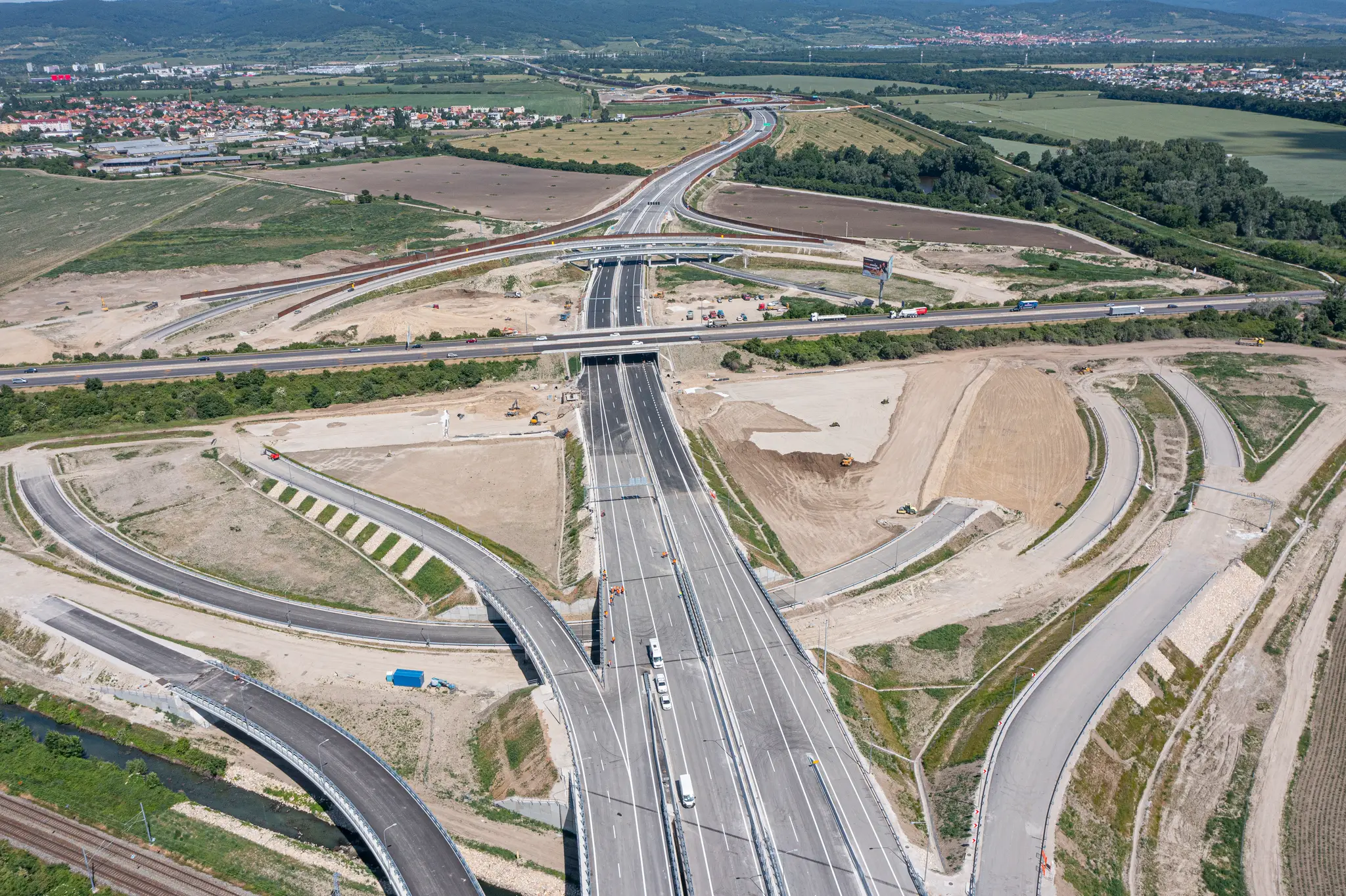 Na archívnej snímke križovanie diaľnice D1 a D4 pred Bratislavou.