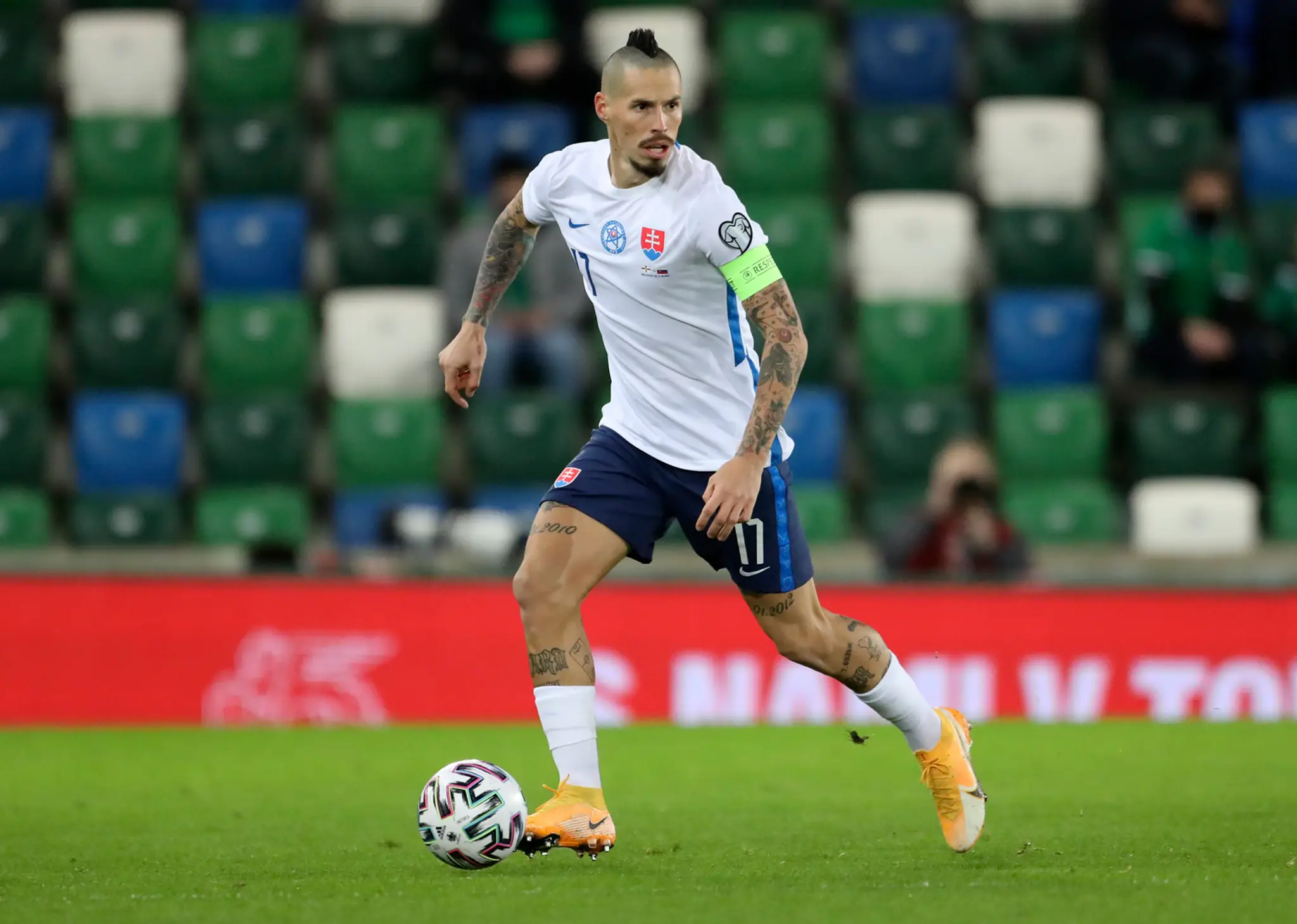 Ľubomír Šatka (v strede) vo finále play off EURO 2020 na pôde Severného Írska.
