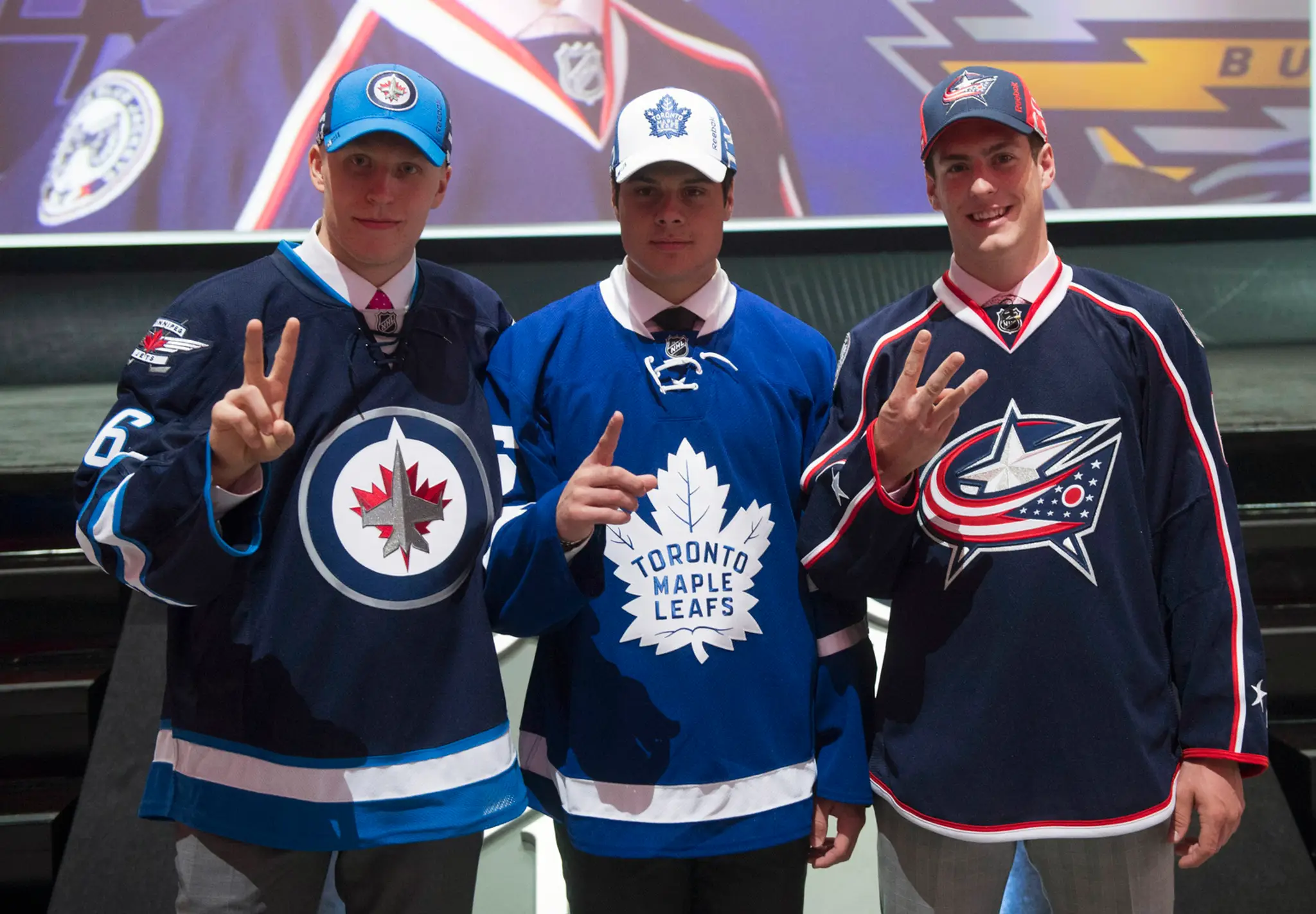 Prvá trojka NHL draftu 2016, zľava: Patrick Laine (2.), Auston Matthews (1.) a Pierre-Luc Dubois (3.).
