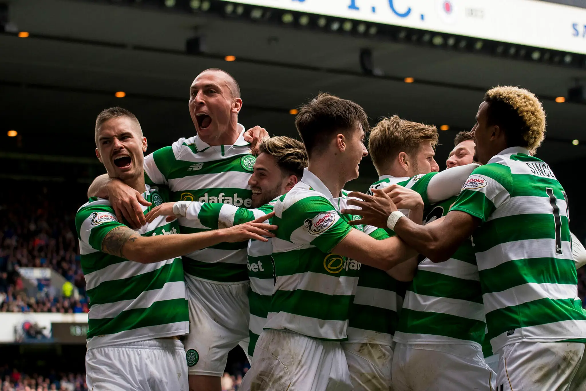 Hráči Celticu Glasgow sa radujú po góle.