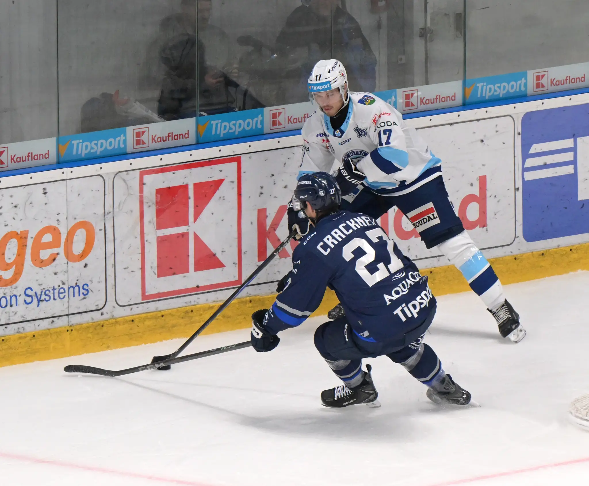 Na snímke zľava Adam Cracknell (Poprad) a Martin Vitáloš (Nitra) .