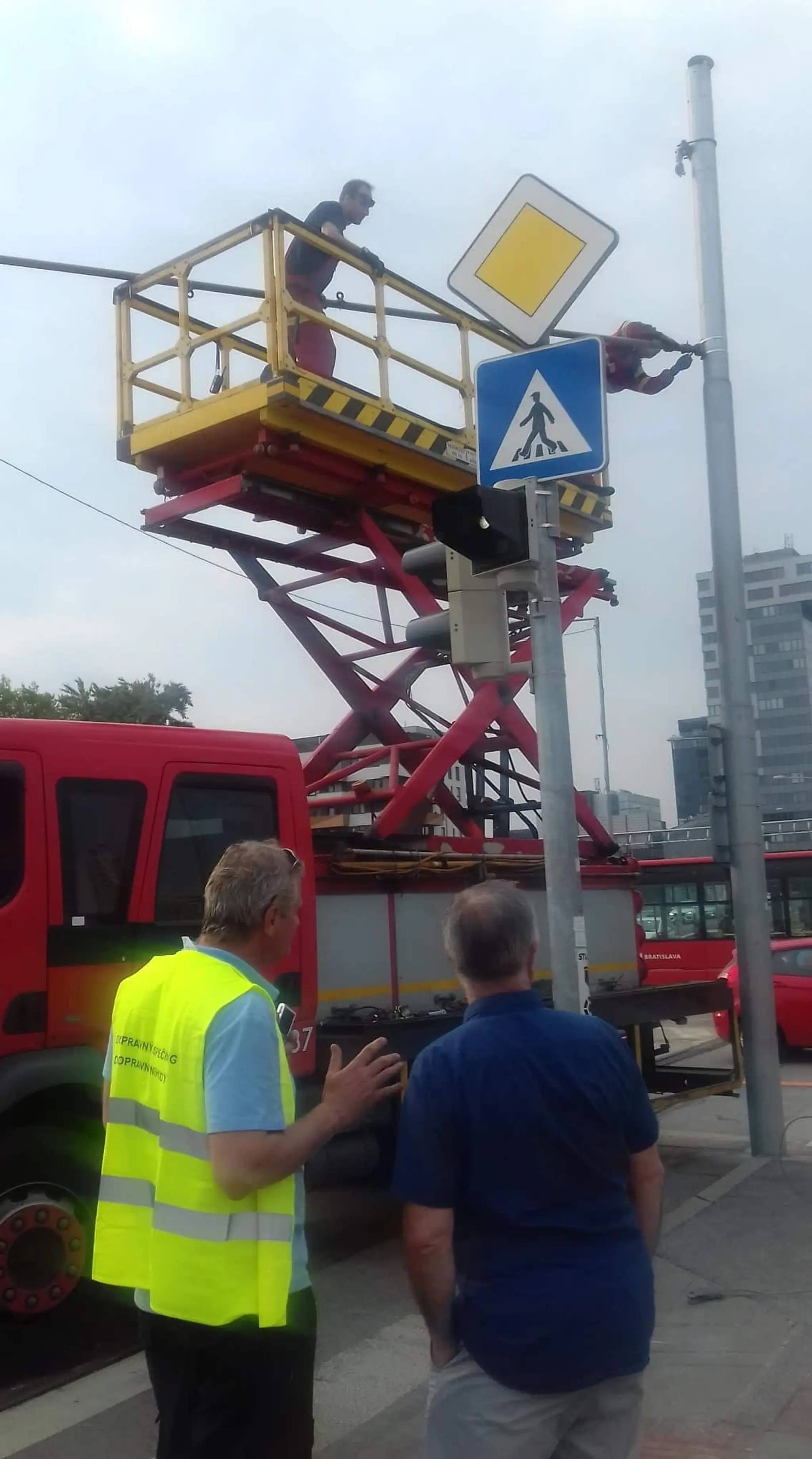 V Petržalke nákladiak strhol trakčné vedenie.