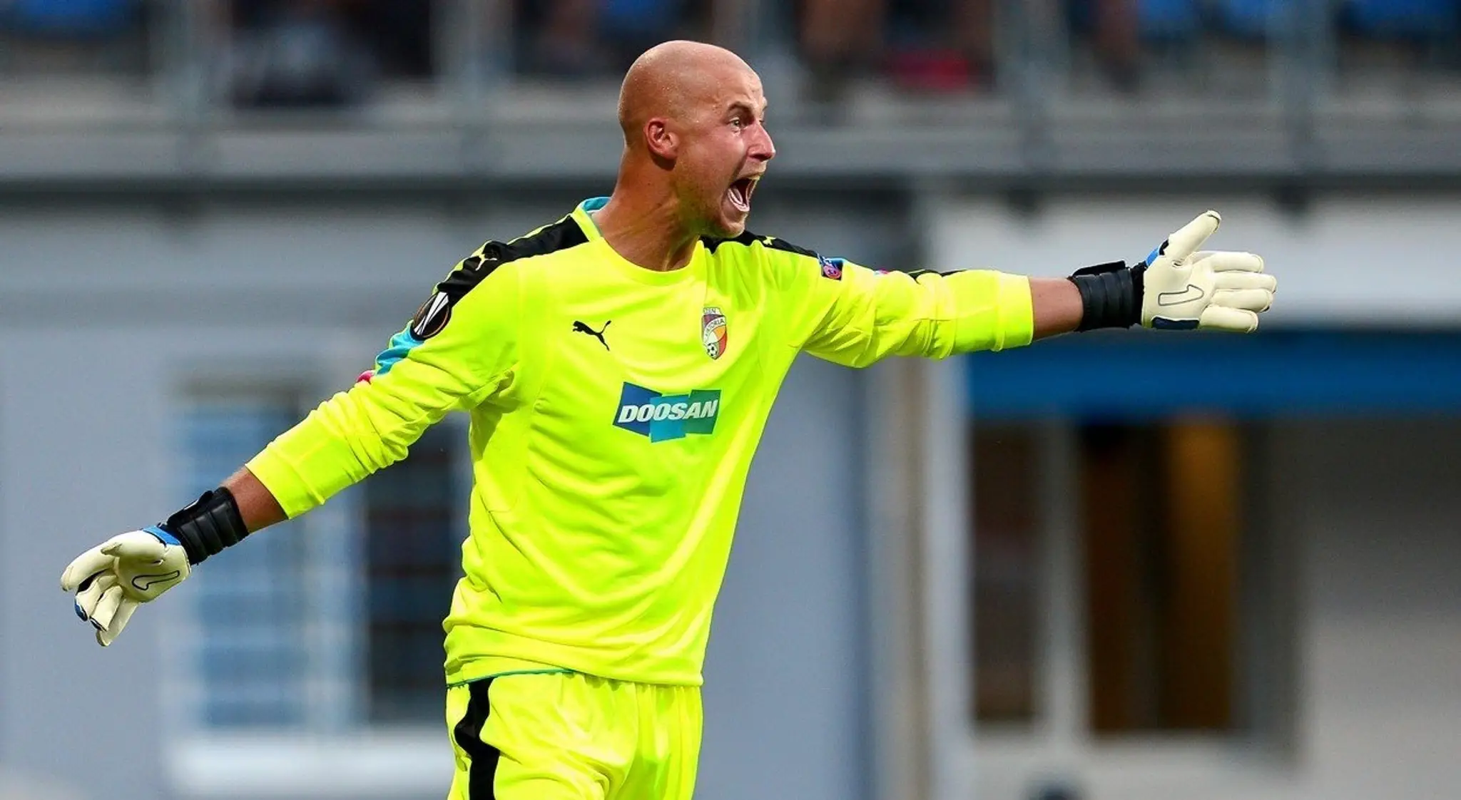 Brankár Petr Bolek (Viktoria Plzeň) počas zápasu proti AS Rím.