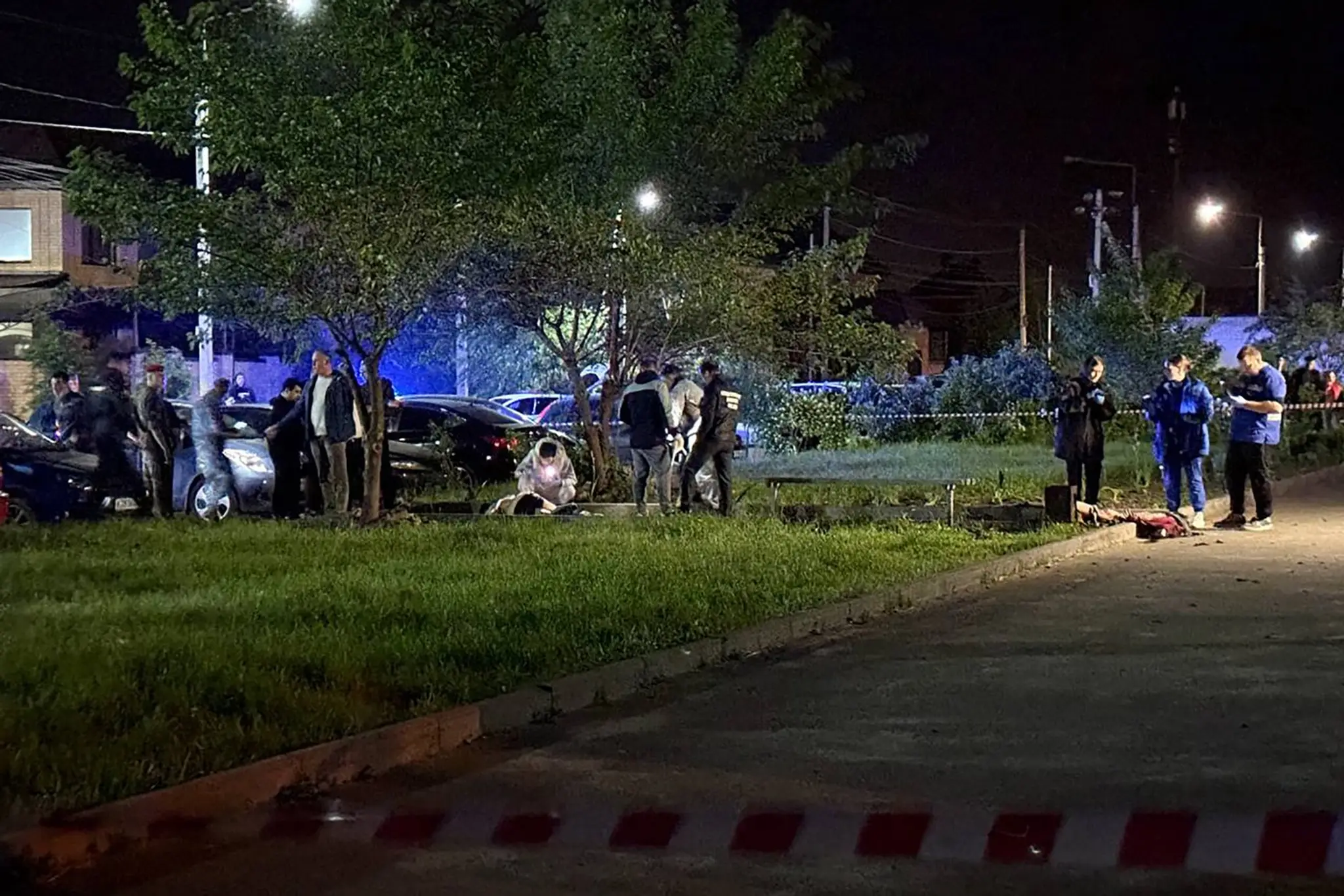 Miesto výbuchu v blízkosti bytového domu na Čechovej ulici. Pri výbuchu zahynuli dvaja muži vrátane veterána špeciálnej vojenskej operácie Zaura Gurcijeva.