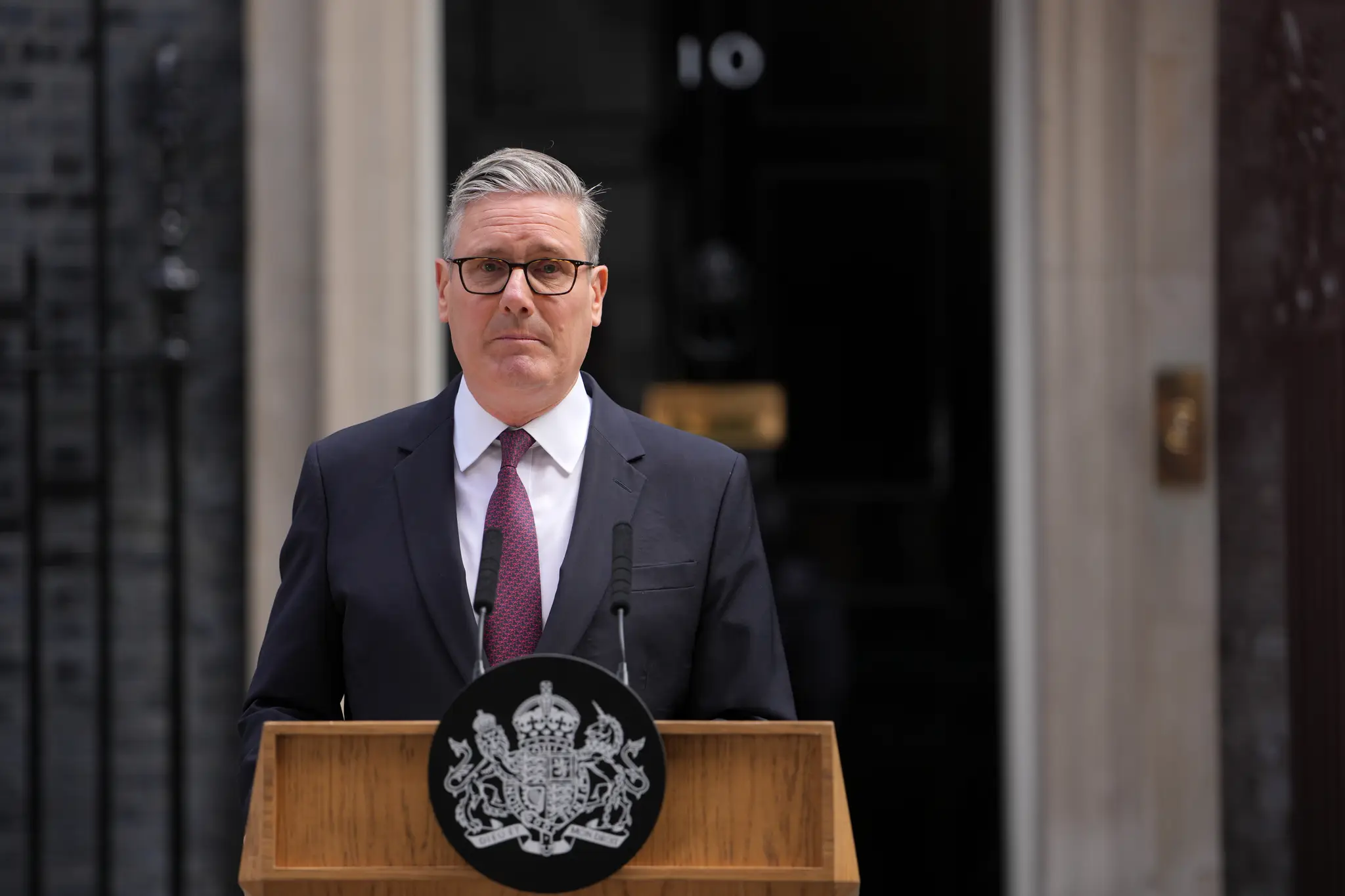  Na snímke britský premiér Keir Starmer oznamuje, že odstúpi z funkcie predsedu vlády a tiež z pozície lídra Labouristickej strany.