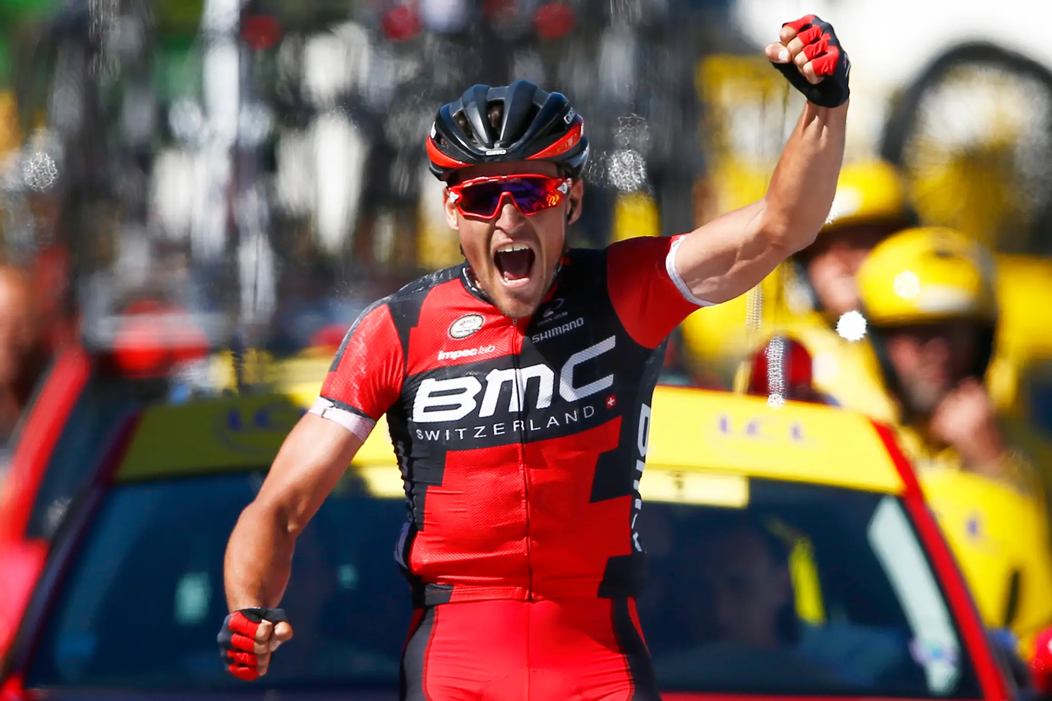 Belgický cyklista Greg van Avermaet  oslavuje víťazstvo v cieli 5. etapy Tour de France.