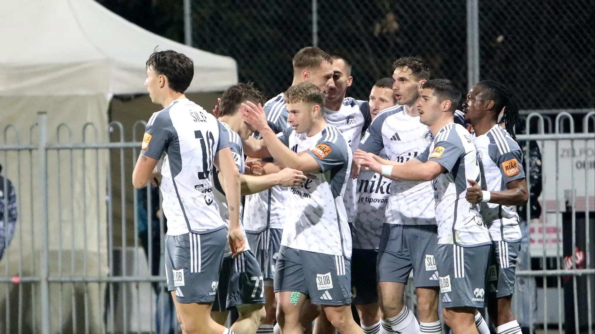 Futbalisti Podbrezovej sa tešia z gólu