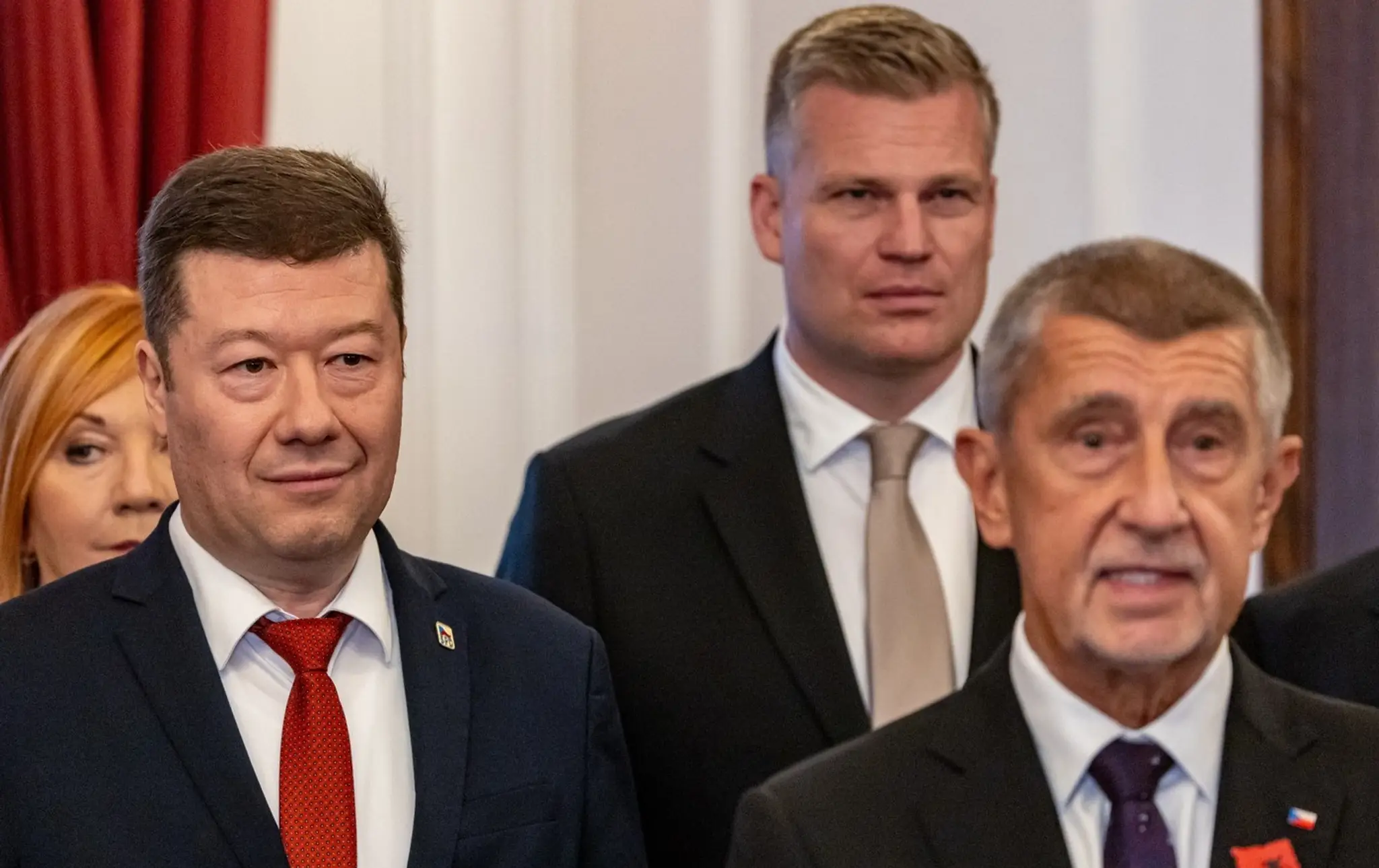 Predseda hnutia ANO (ÁNO) Andrej Babiš (vpravo) hovorí s médiami po podpísaní novej koaličnej dohody s predsedom strany Sloboda a priama demokracia (SPD) Tomiom Okamurou (vľavo) a členom strany Motoristi Filipom Turekom.