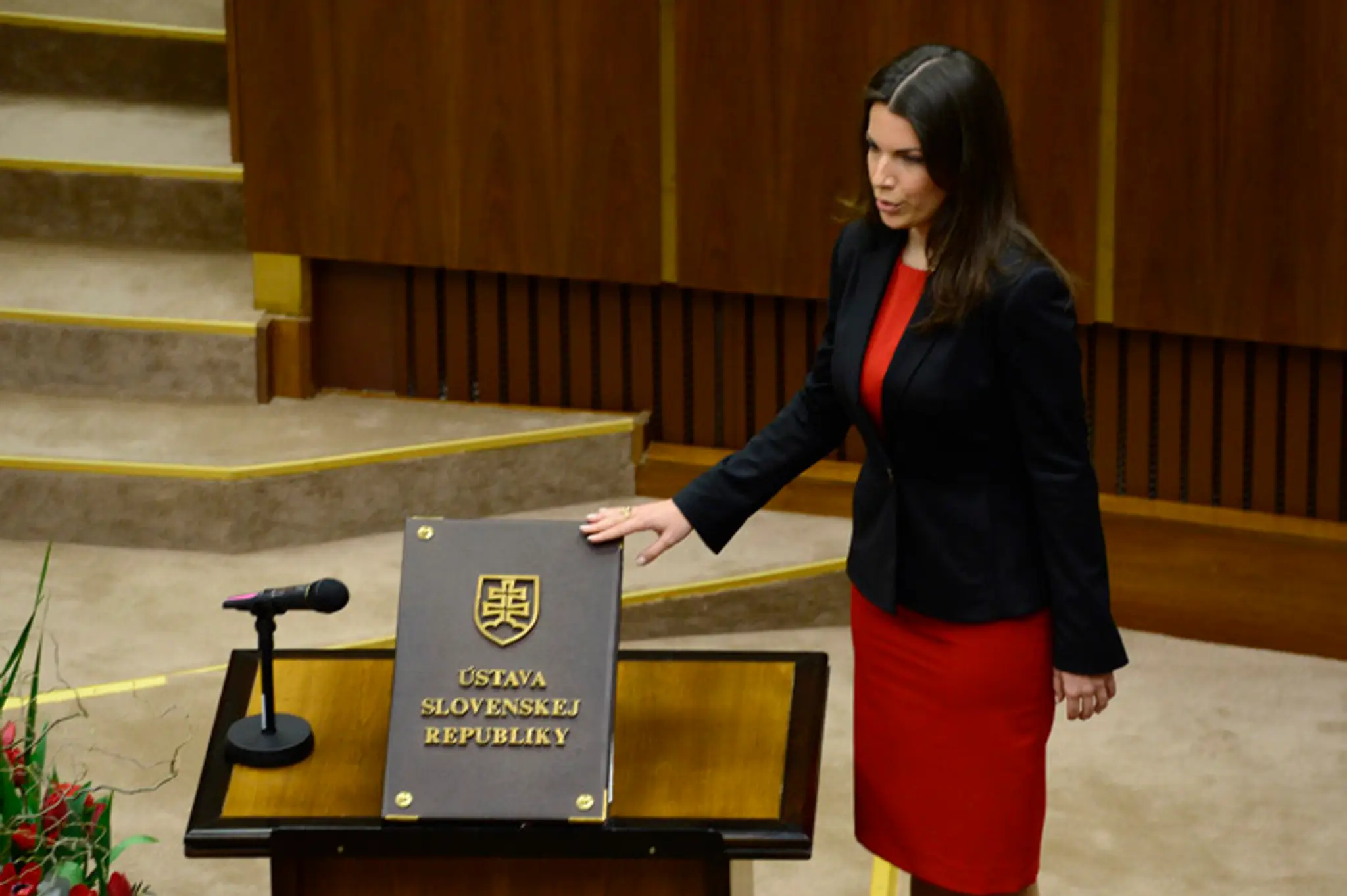 Katarína Cséfalvayová (#Sieť) skladá poslanecký sľub.