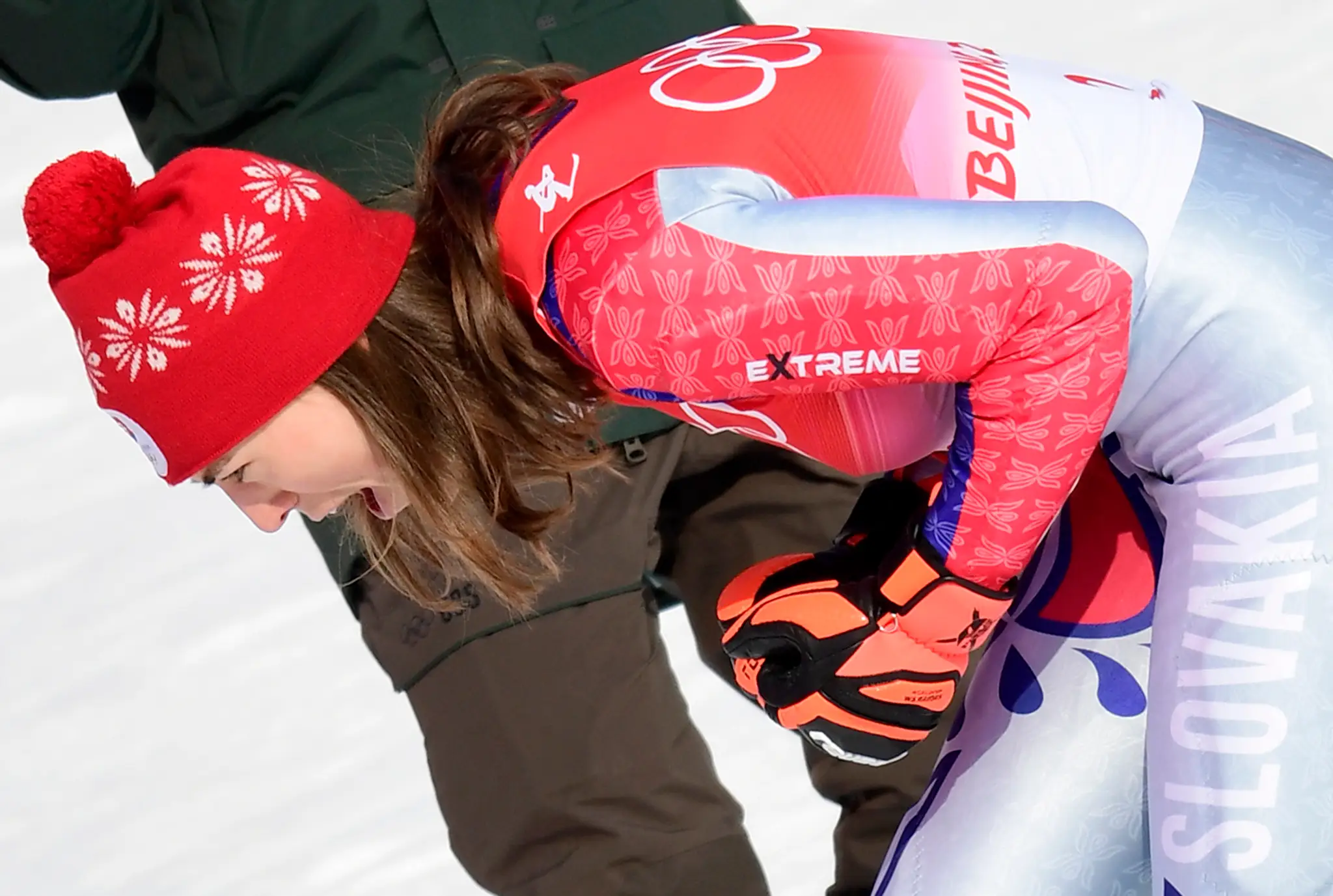 Lyžiarka Petra Vlhová oslavuje v cieli po tom, ako získala zlato v slalome na ZOH 2022.