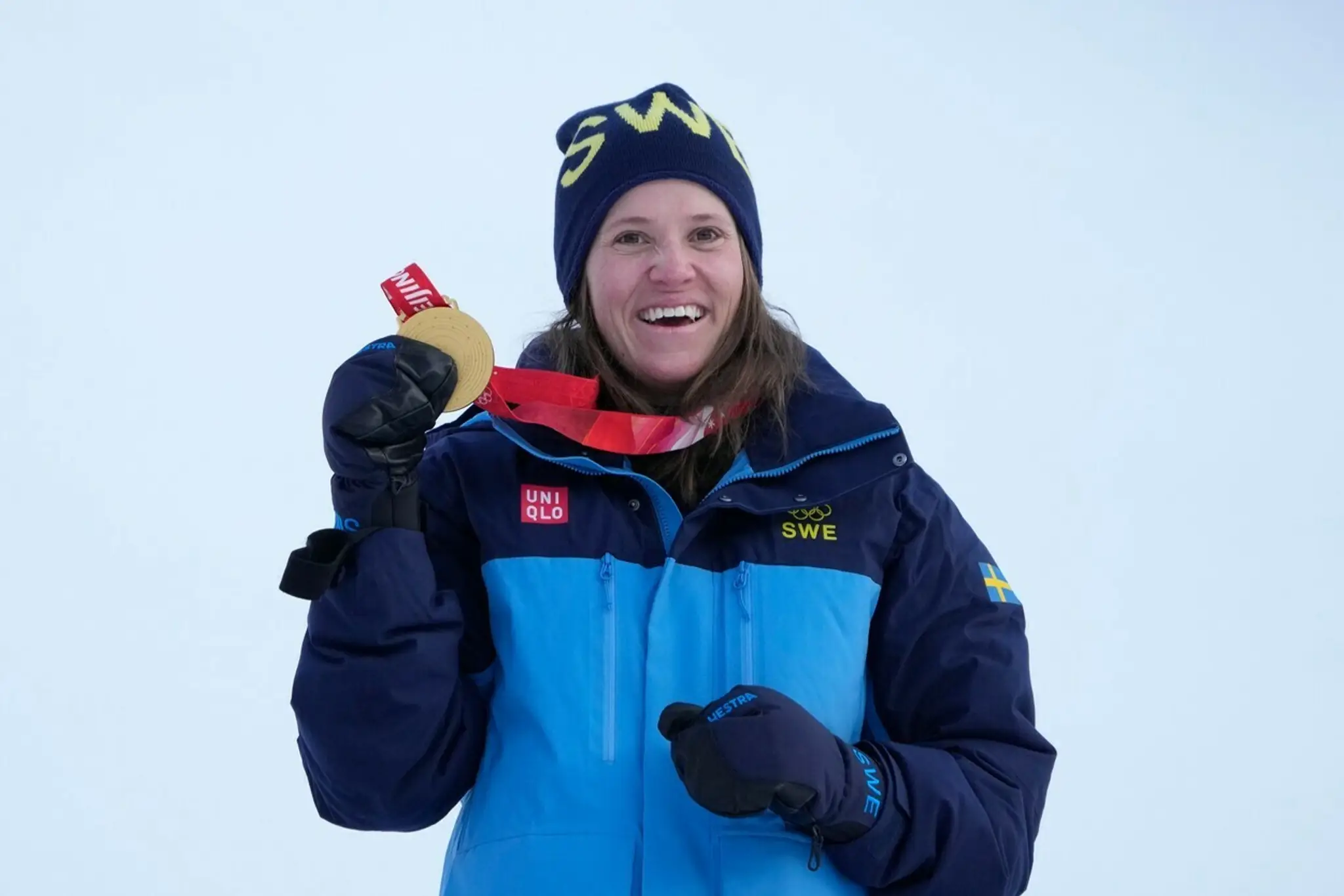 Sara Hectorová oslavuje zlato na ZOH 2022.