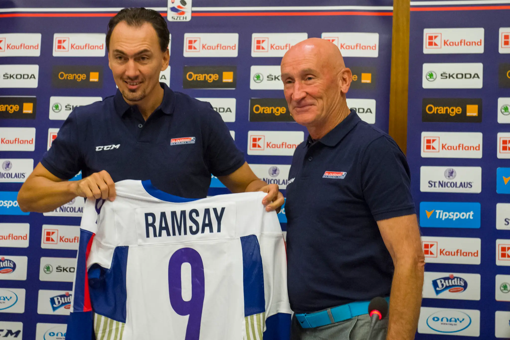 Miroslav Šatan víta Craiga Ramsayho.