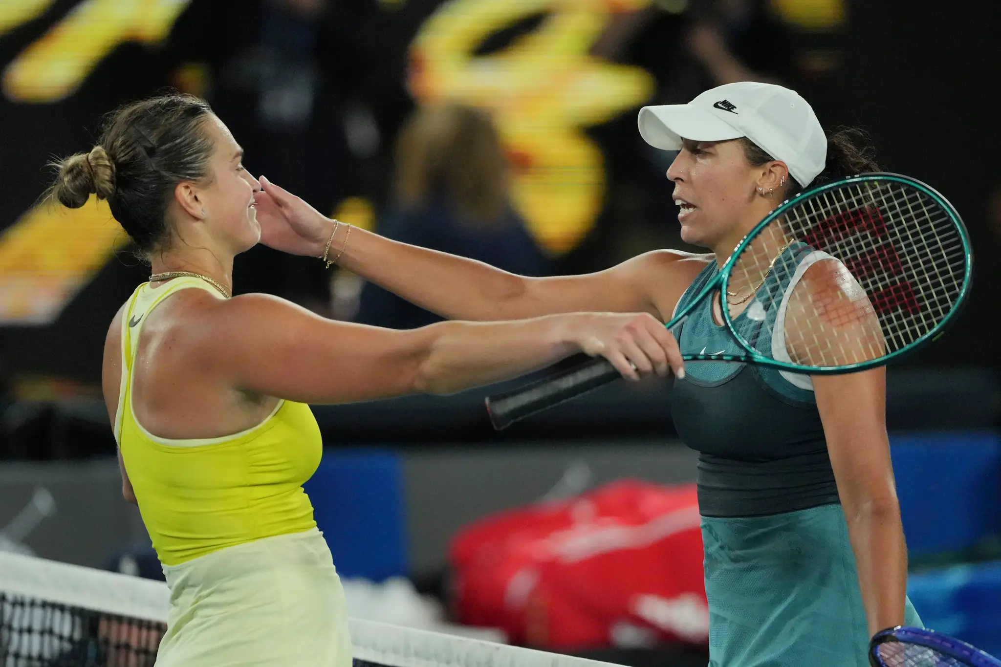Arina Sobolenková gratuluje k víťazstvu Američanke Madison Keysovej