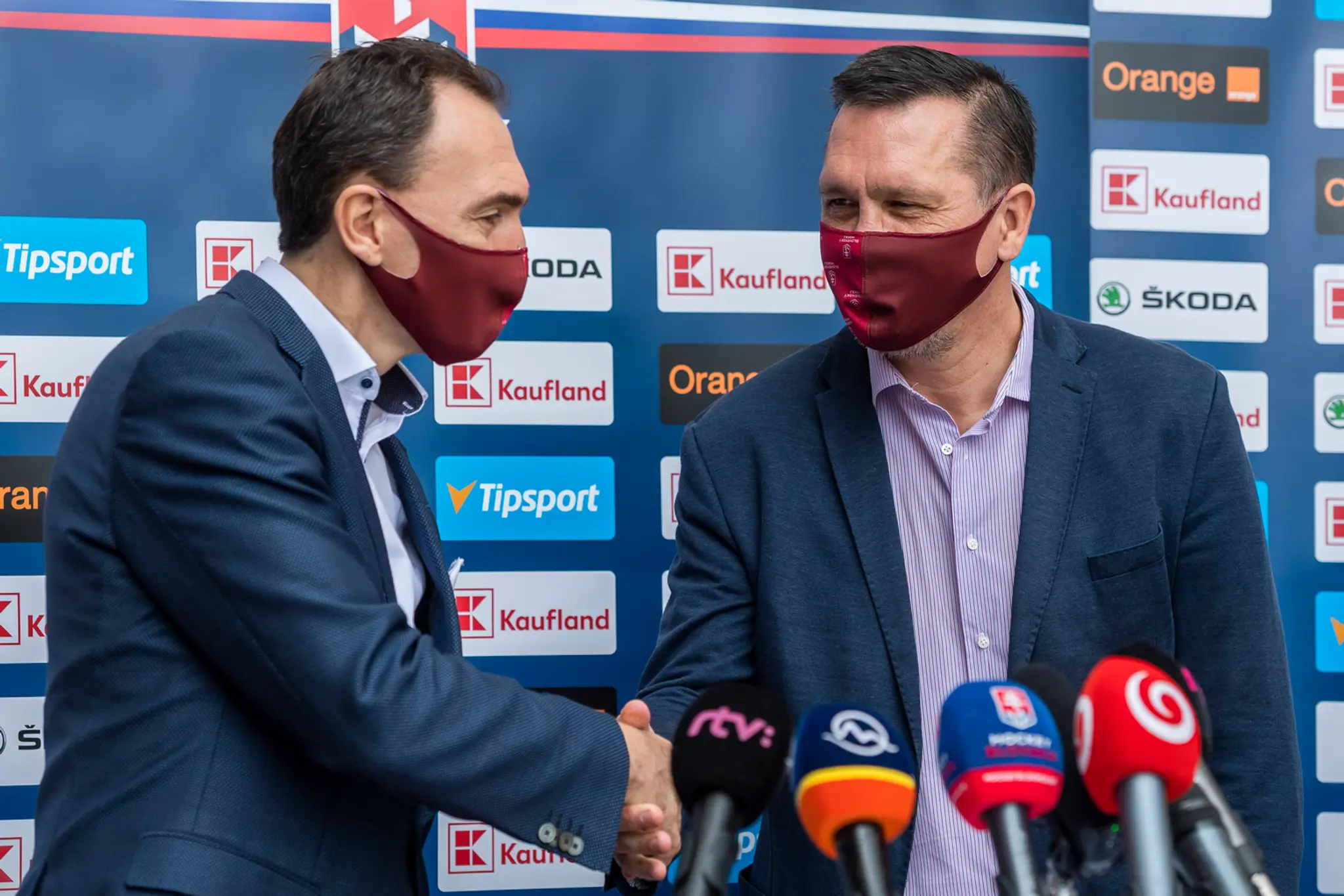 Zľava prezident SZĽH Miroslav Šatan a asistent generálneho manažéra a Oto Haščák.