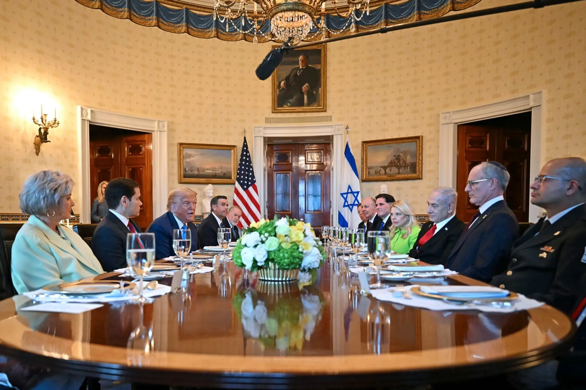 Delegácie USA a Izraela počas stretnutia v Bielom dome.