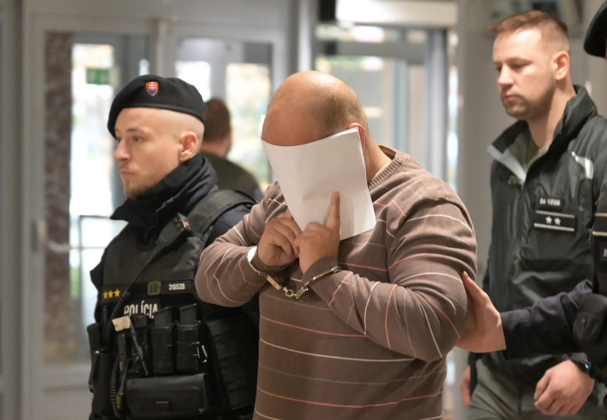 Obvinený policajt na Mestskom súde v Košiciach v novembri.