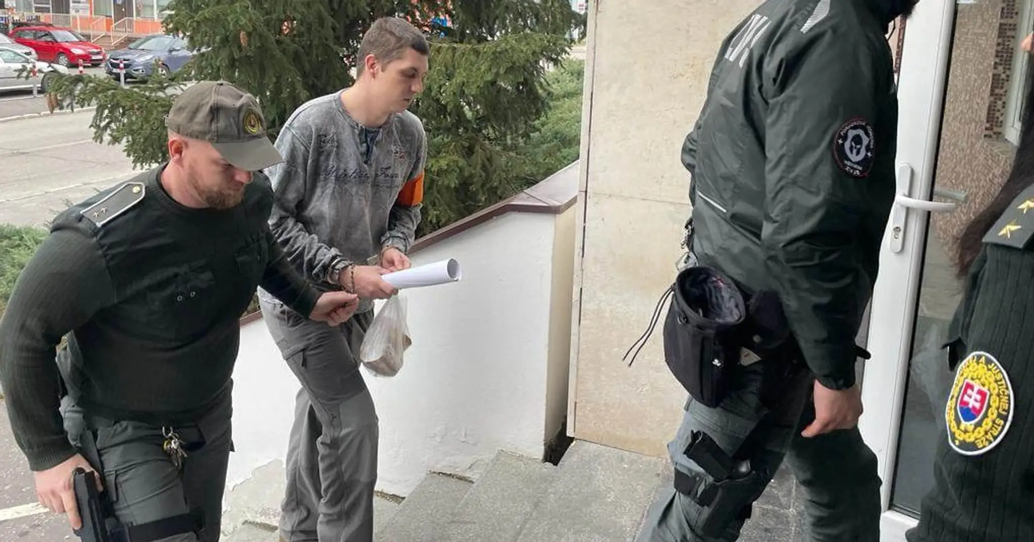 Obžalovaný muž kráča na súd.