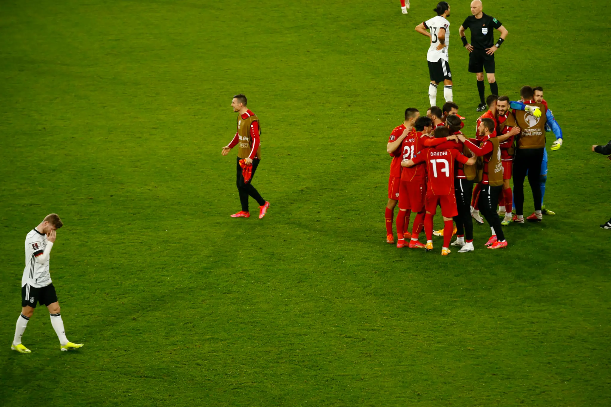 Hráči Severného Macedónska oslavujú triumf v kvalifikácii MS 2022 v Nemecku.