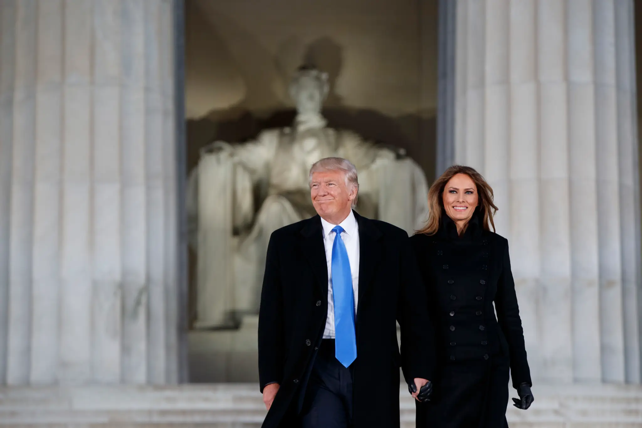 Donald Trump s manželkou Melaniou pred Lincolnovým pamätníkom.
