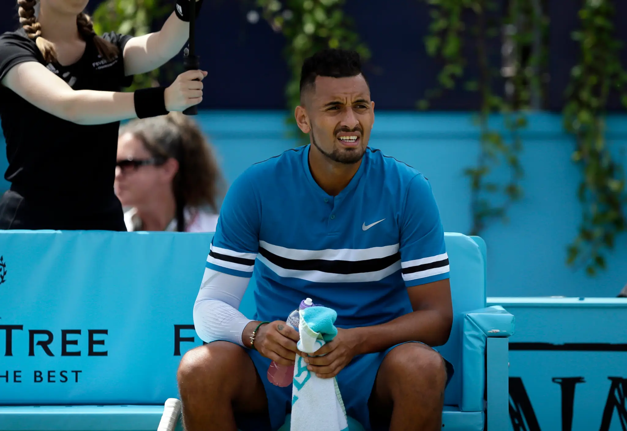 Austrálsky tenista Nick Kyrgios počas duelu na turnaj Queen´s Club.