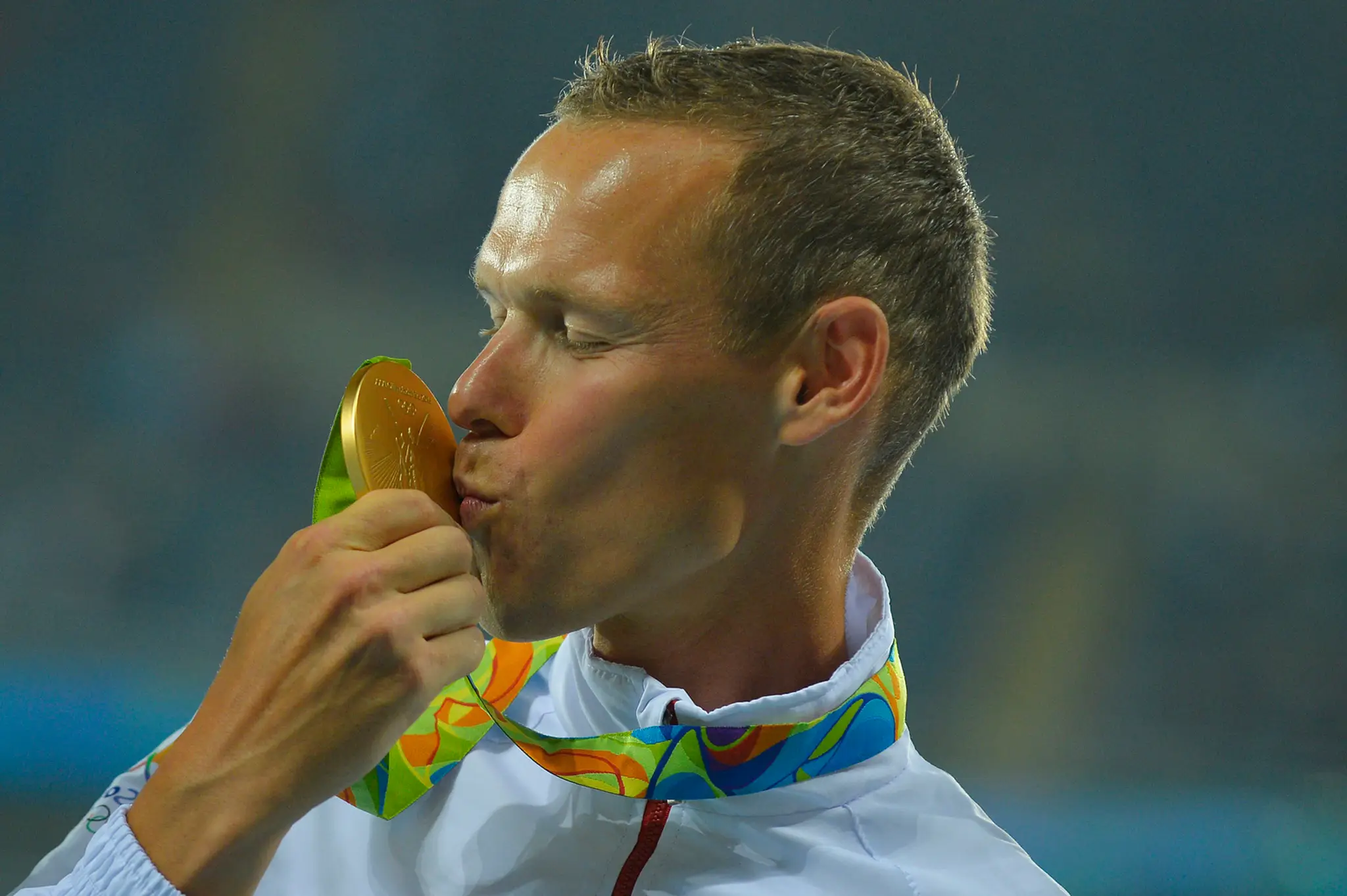 Matej Tóth pózuje so zlatou medailou počas slávnostného ceremoniálu na OH v Riu de Janeiro.