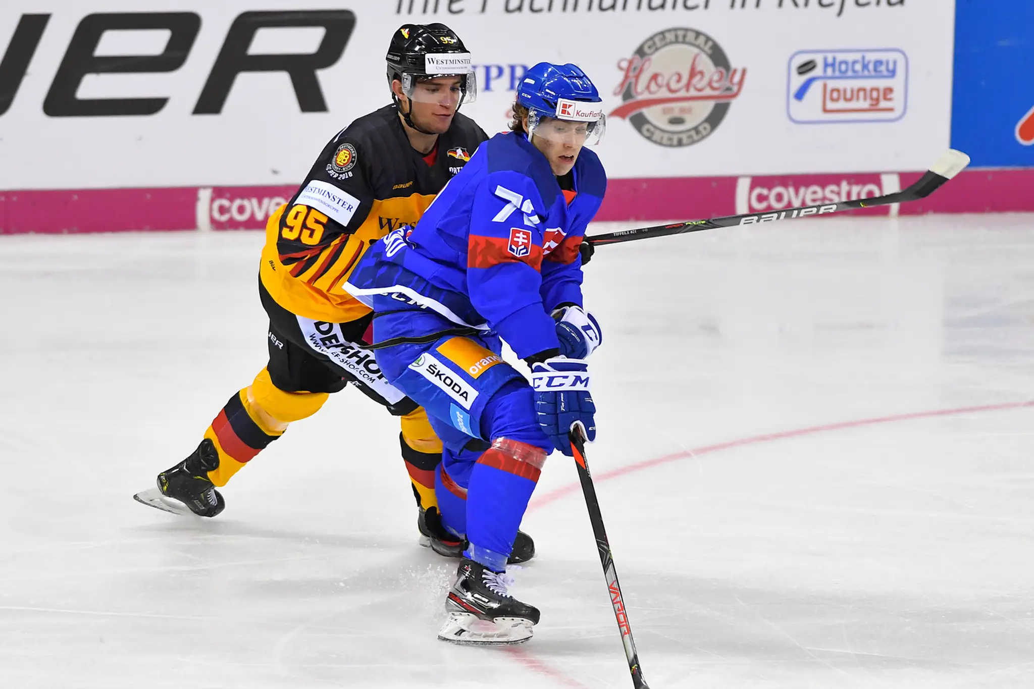 Andrej Kollár a Frederik Tiffels v zápase Nemecko - Slovensko počas Nemeckého pohára v roku 2019.