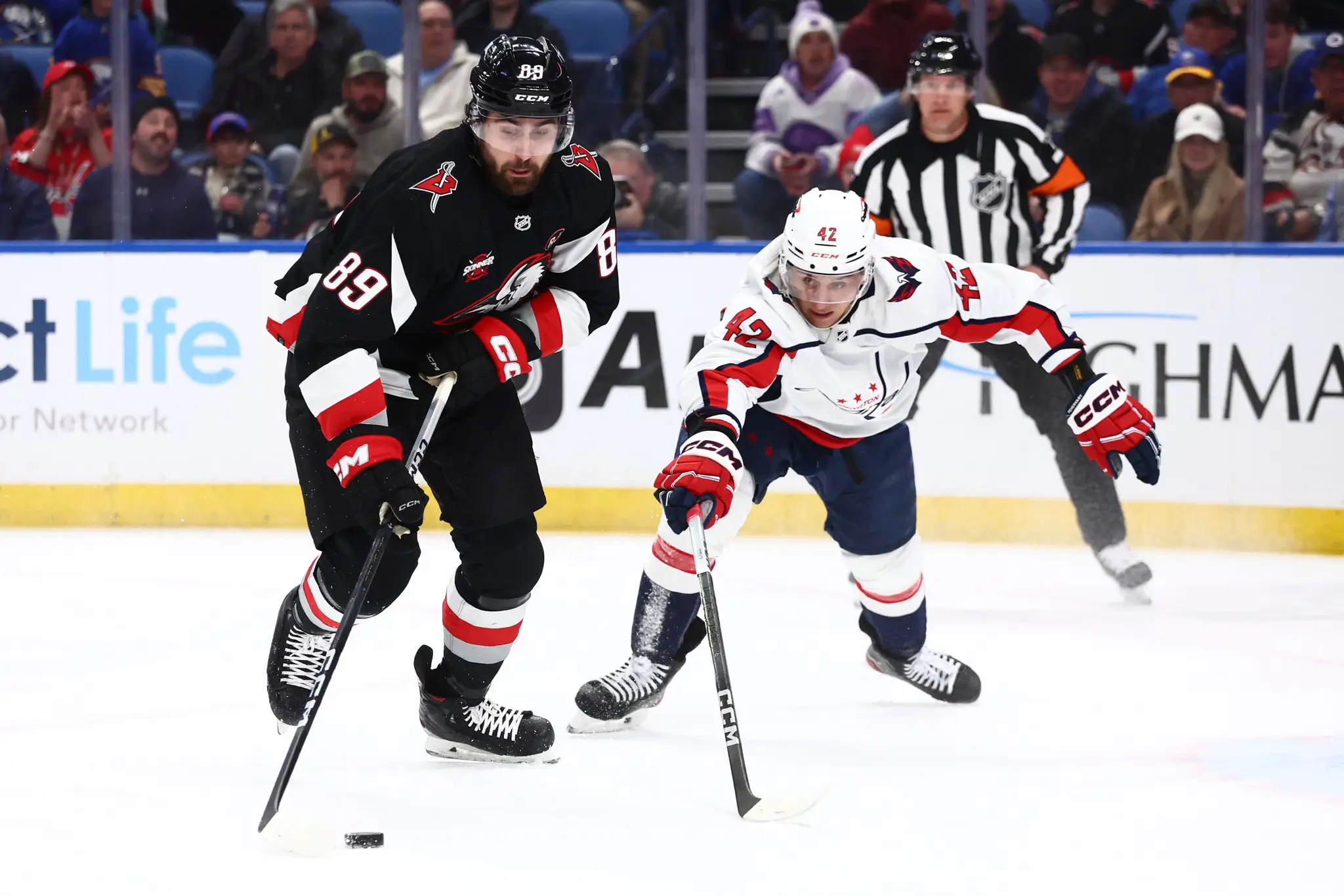 Na snímke Martin Fehérváry počas zápasu NHL.