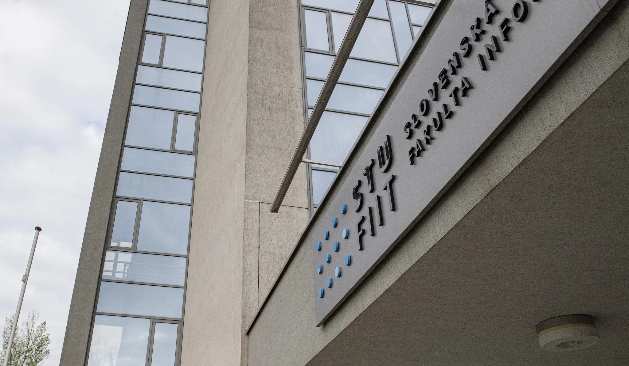 Fakulta informatiky a informačných technológií STU